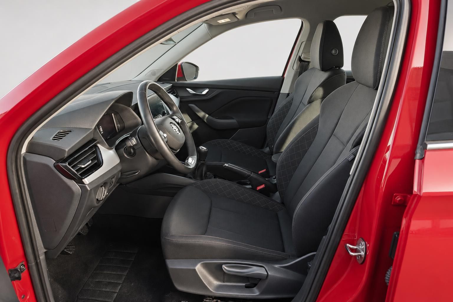 Skoda Innenraum mit schwarzen Stoffsitzen und Blick durch Fahrertuer