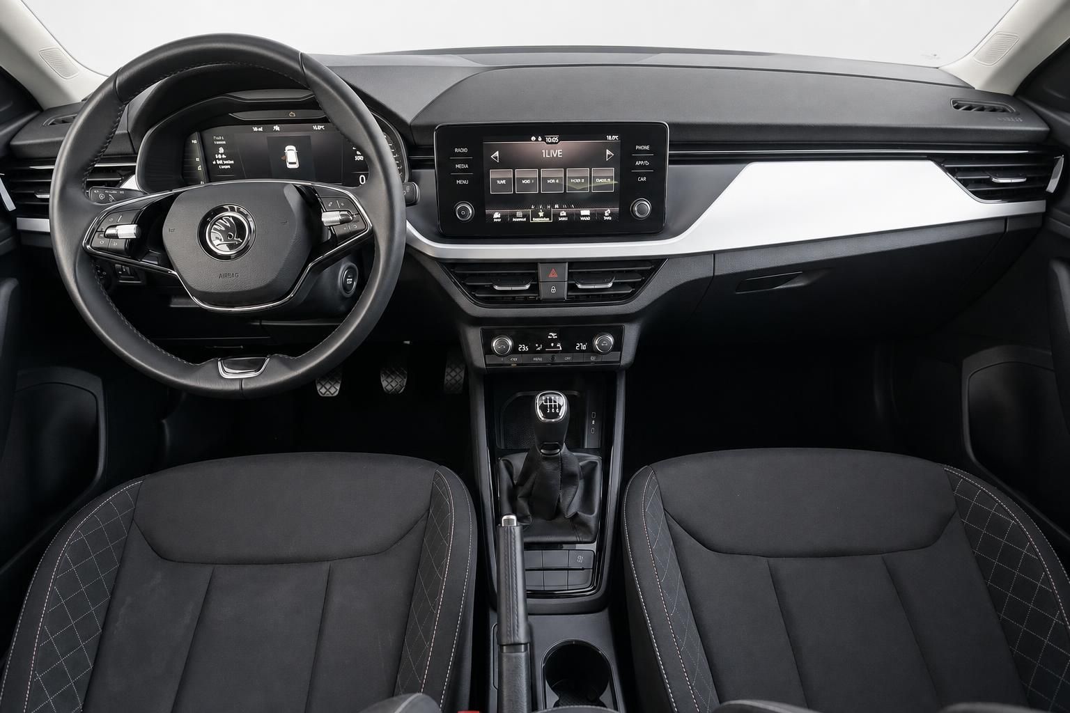 Skoda Cockpit mit Lenkrad, Touchscreen und Ledersitzen
