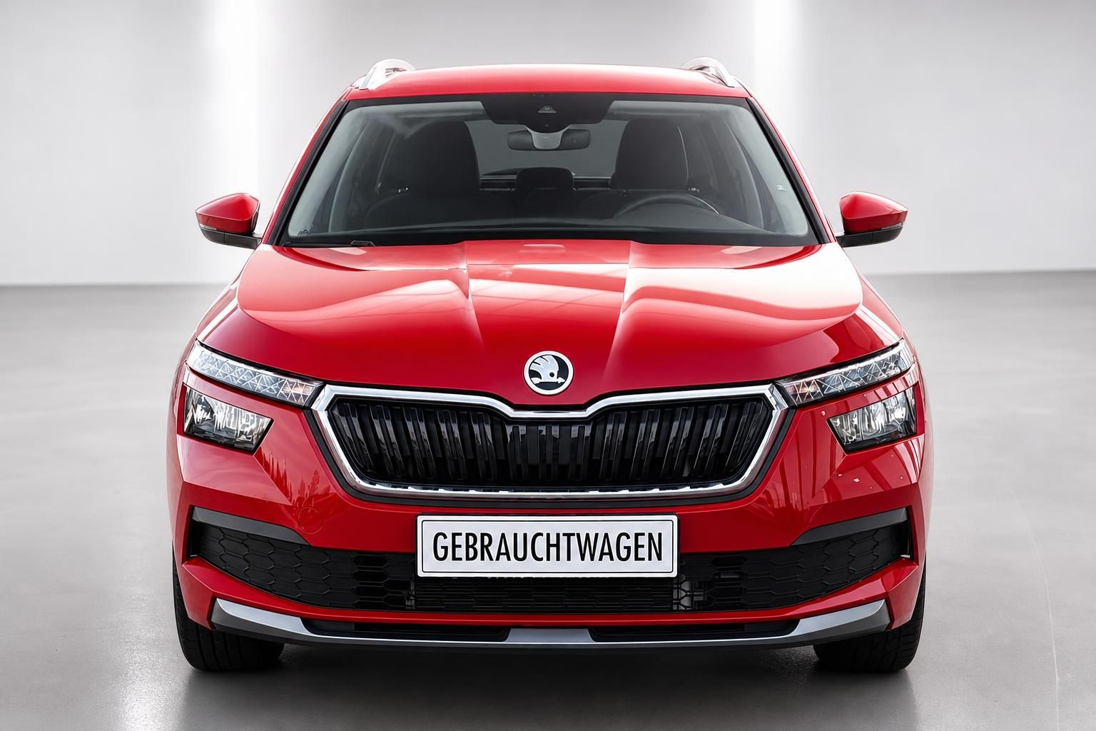 Škoda Kamiq in Rot, Frontalansicht mit Kühlergrill und Kennzeichen