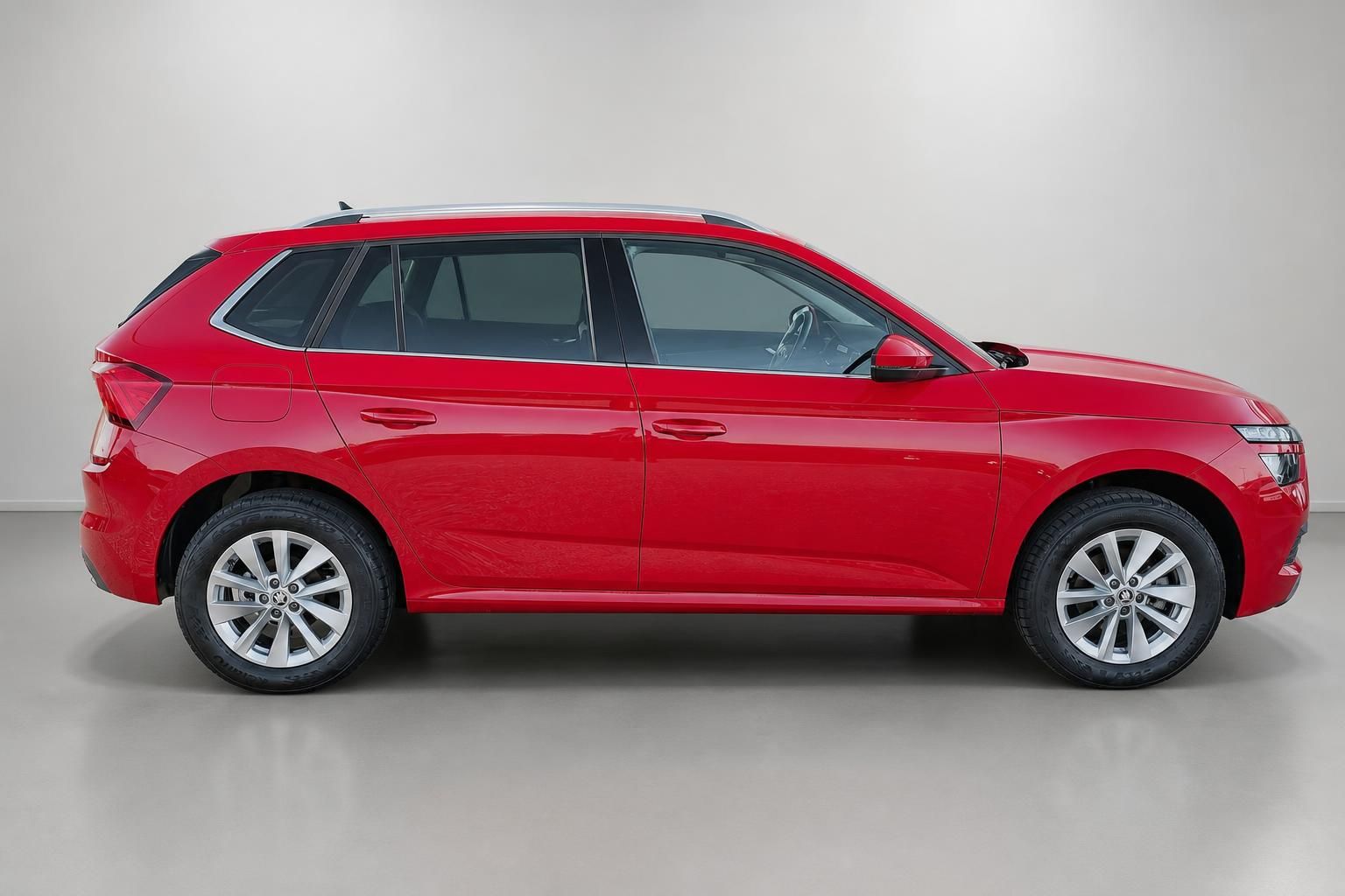 Skoda Kamiq rot Seitenansicht Gebrauchtwagen im Studio