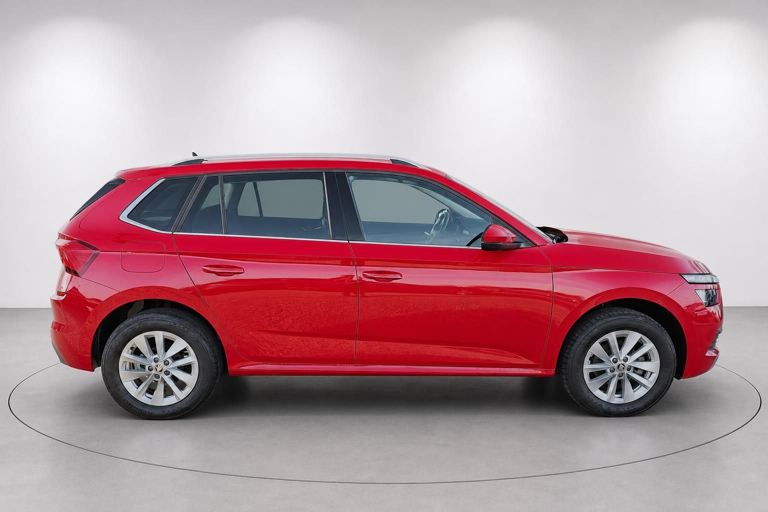 Skoda Kamiq rot Seitenansicht auf Drehteller im Autohaus