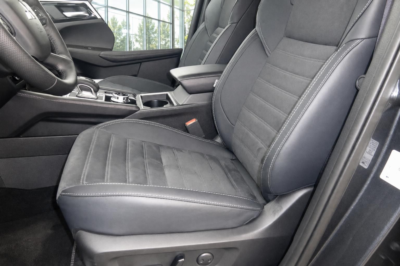 Mitsubishi Outlander PHEV Innenraum Fahrersitz Leder Alcantara schwarz Mittelkonsole
