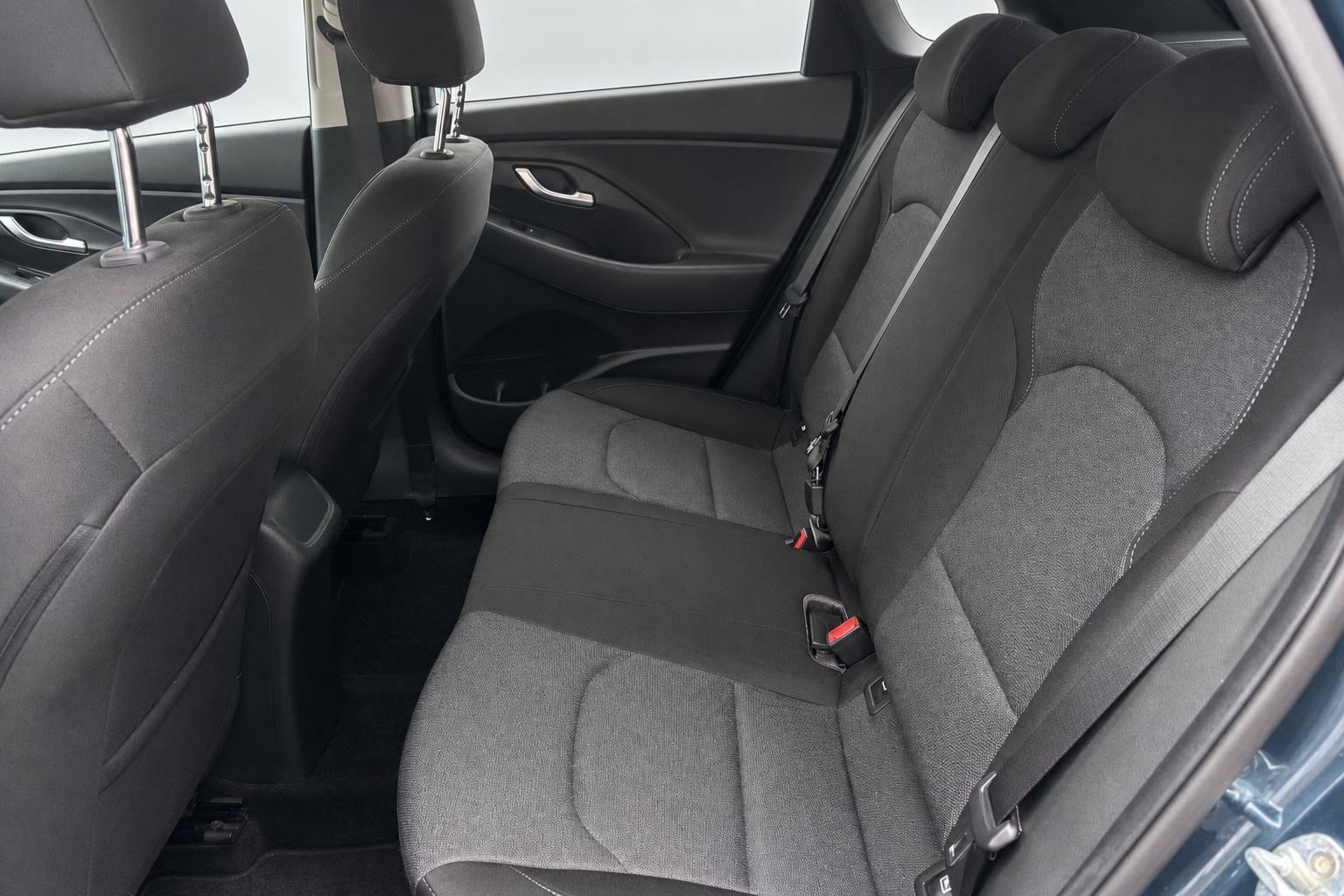 Hyundai i30 Innenraum, Rücksitzbank mit grauer Stoffausstattung und Sicherheitsgurten