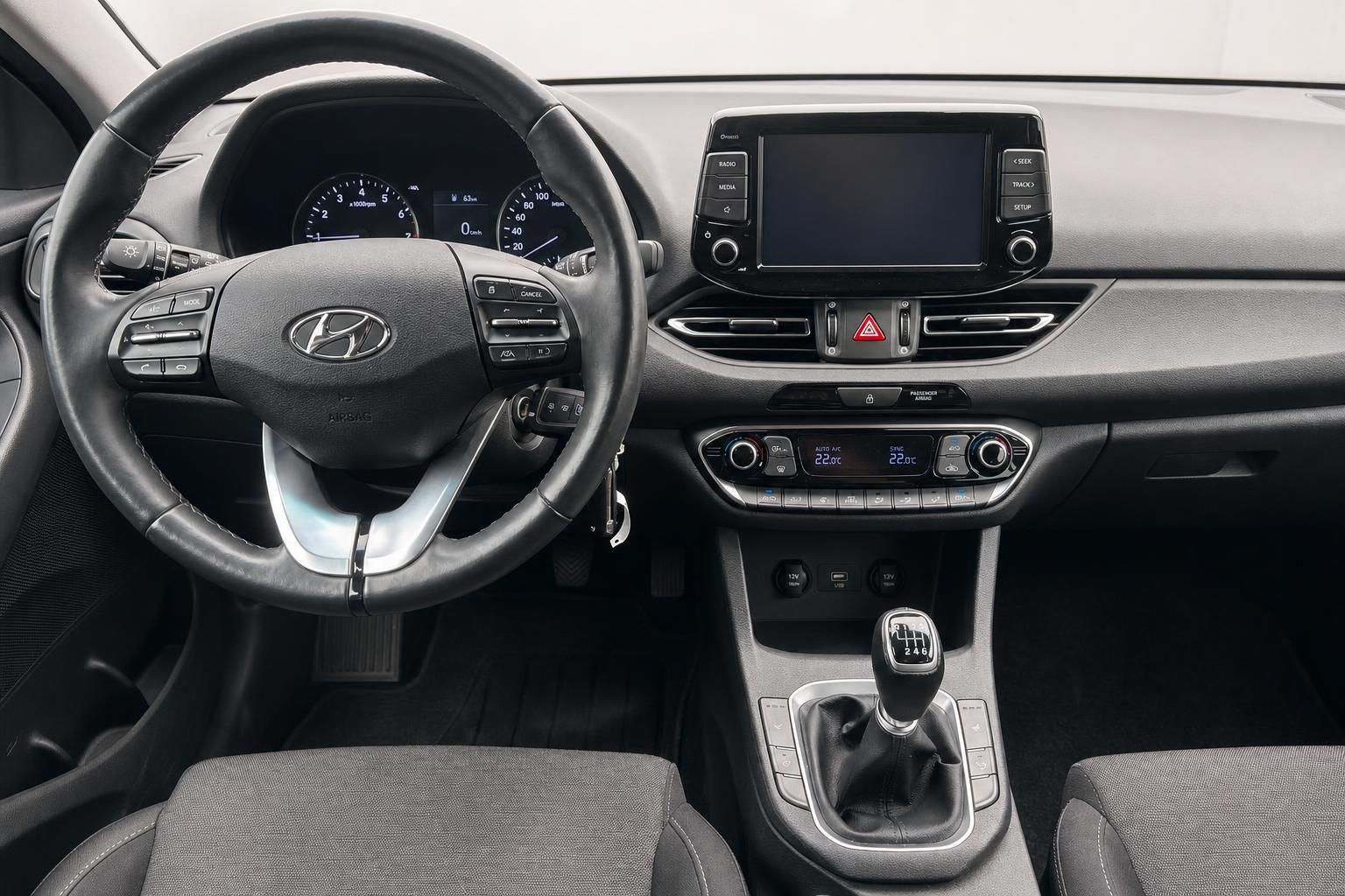 Hyundai Innenraum mit Lenkrad, Armaturenbrett und Touchscreen-Display
