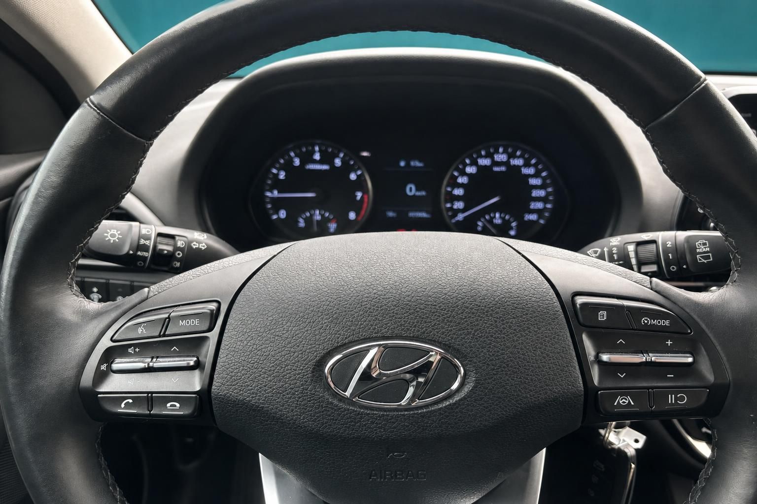 Hyundai Lenkrad mit Multifunktionstasten und Instrumentencluster Ansicht