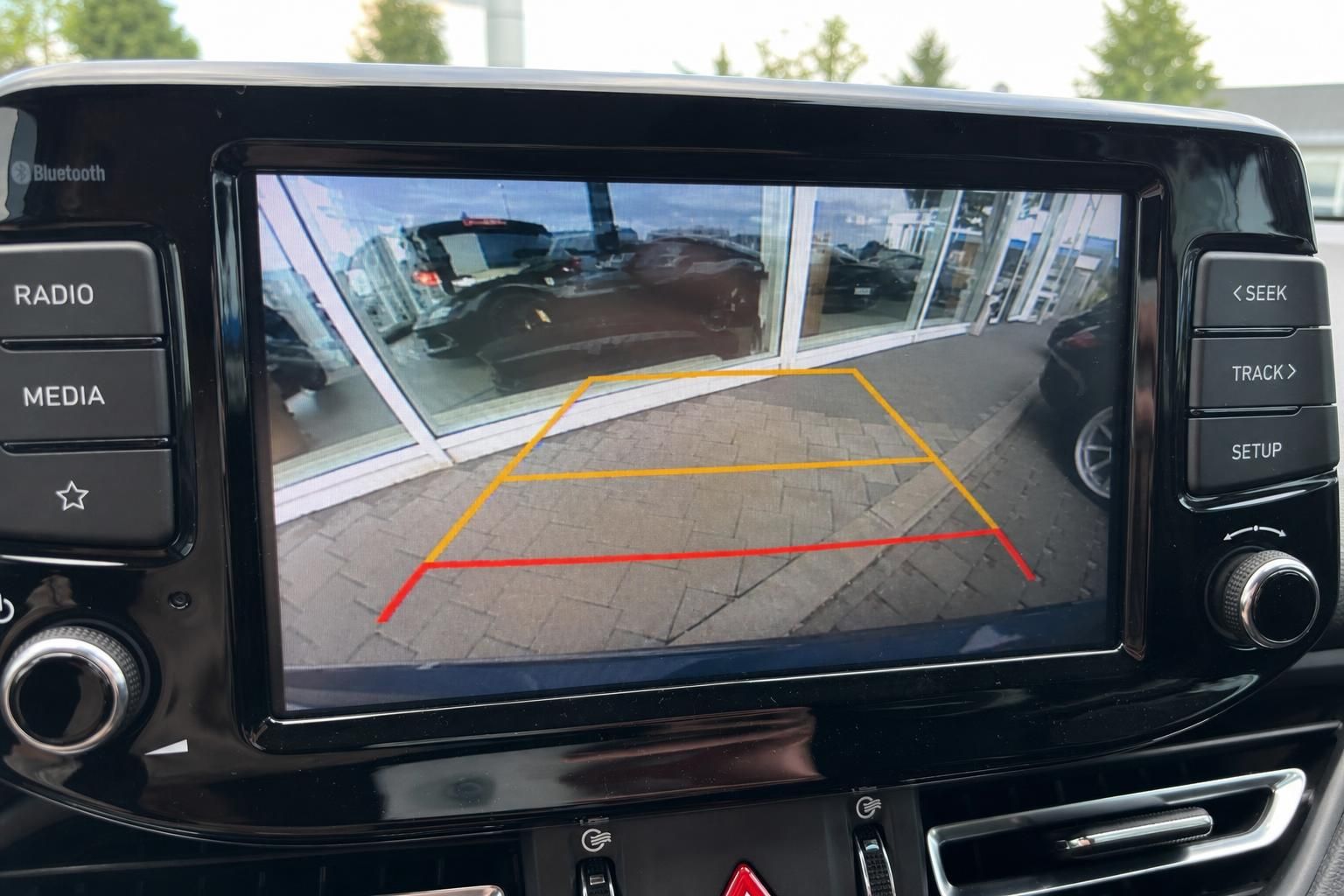 Hyundai Rückfahrkamera Display mit Einparklinien auf Touchscreen