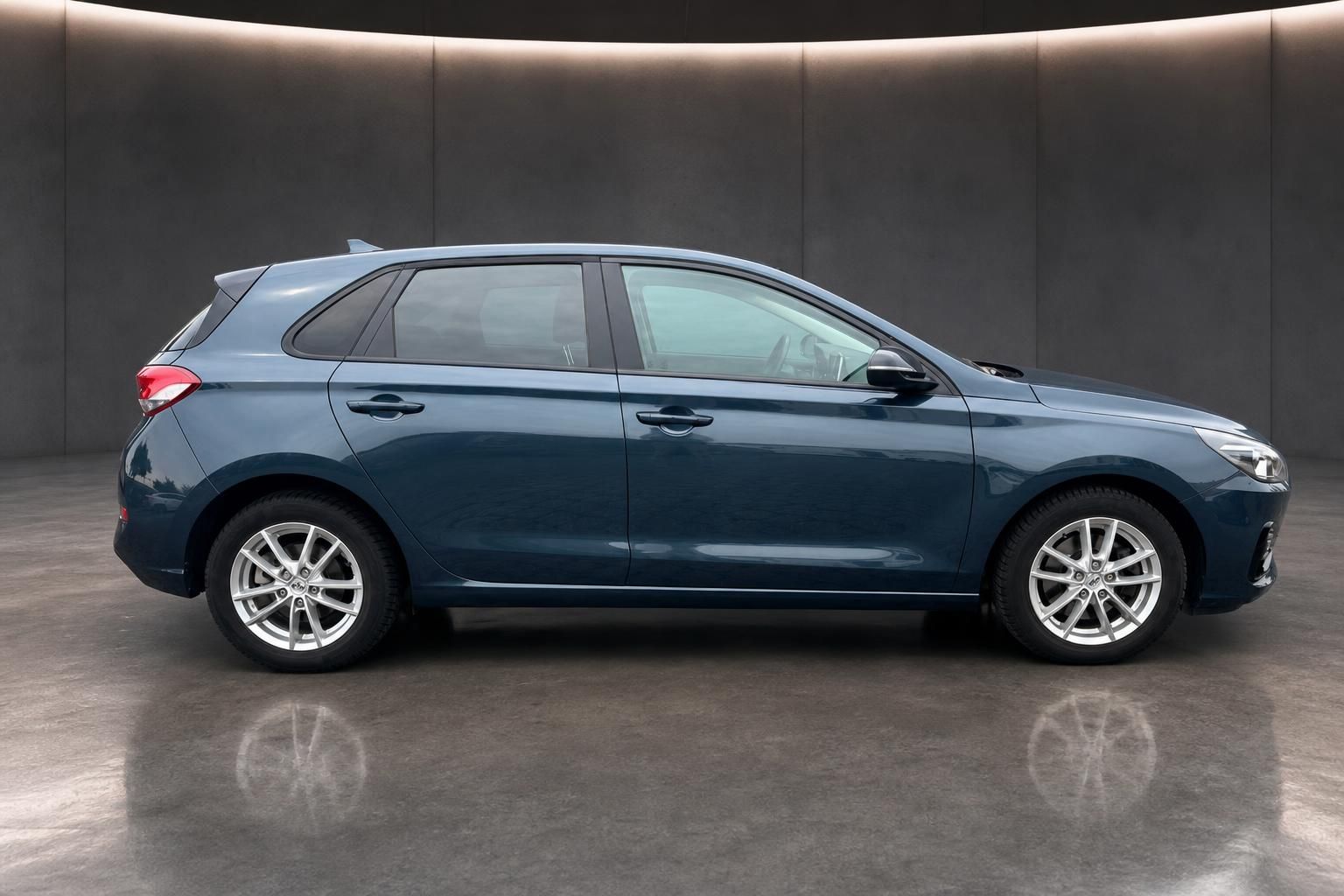 Hyundai i30 Kompaktklasse in grau-blau, Seitenansicht links mit Profil und Felgen