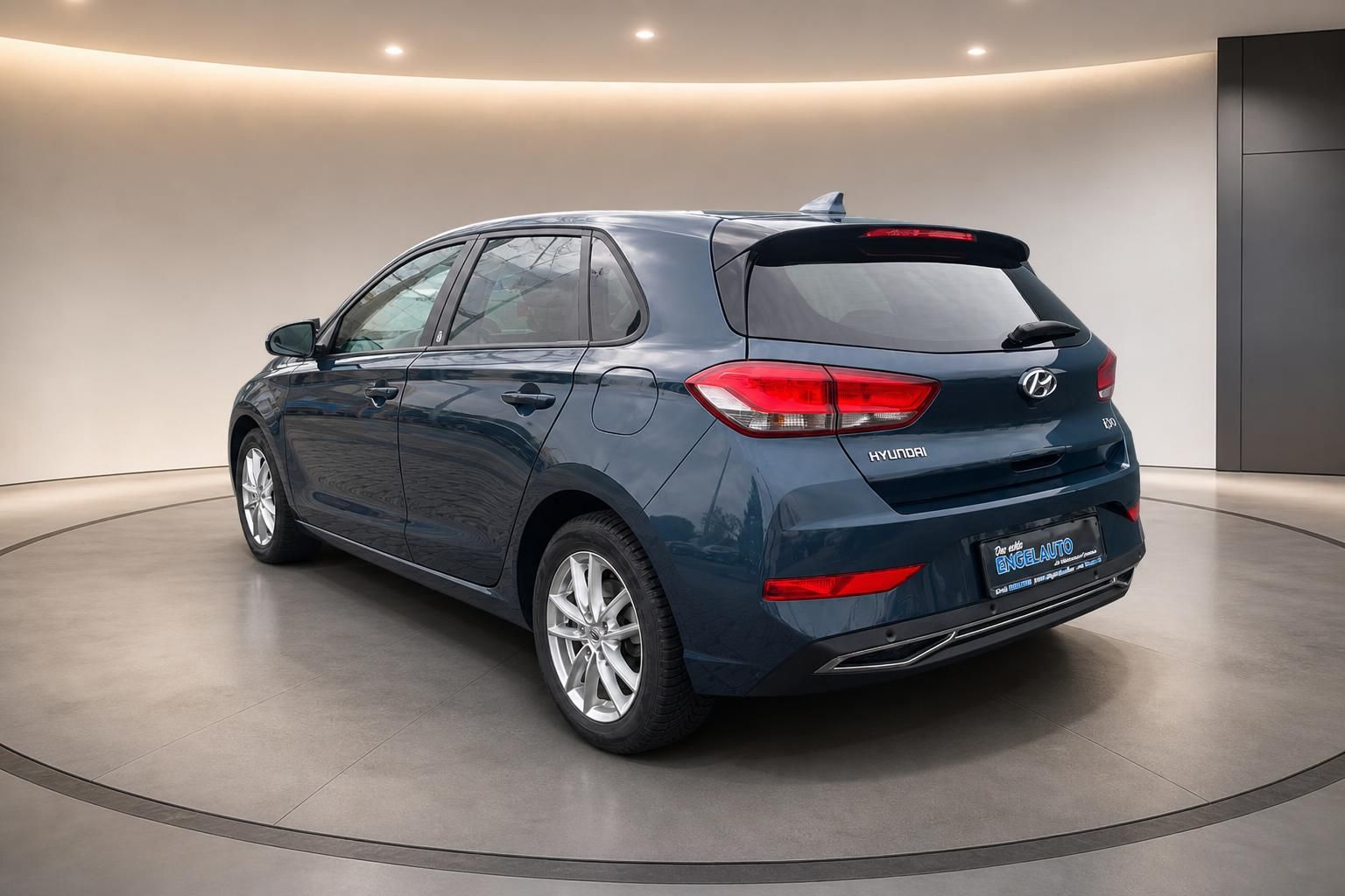 Hyundai i30 Kompaktwagen in grau-blau, Heckansicht mit Rückleuchten im Showroom