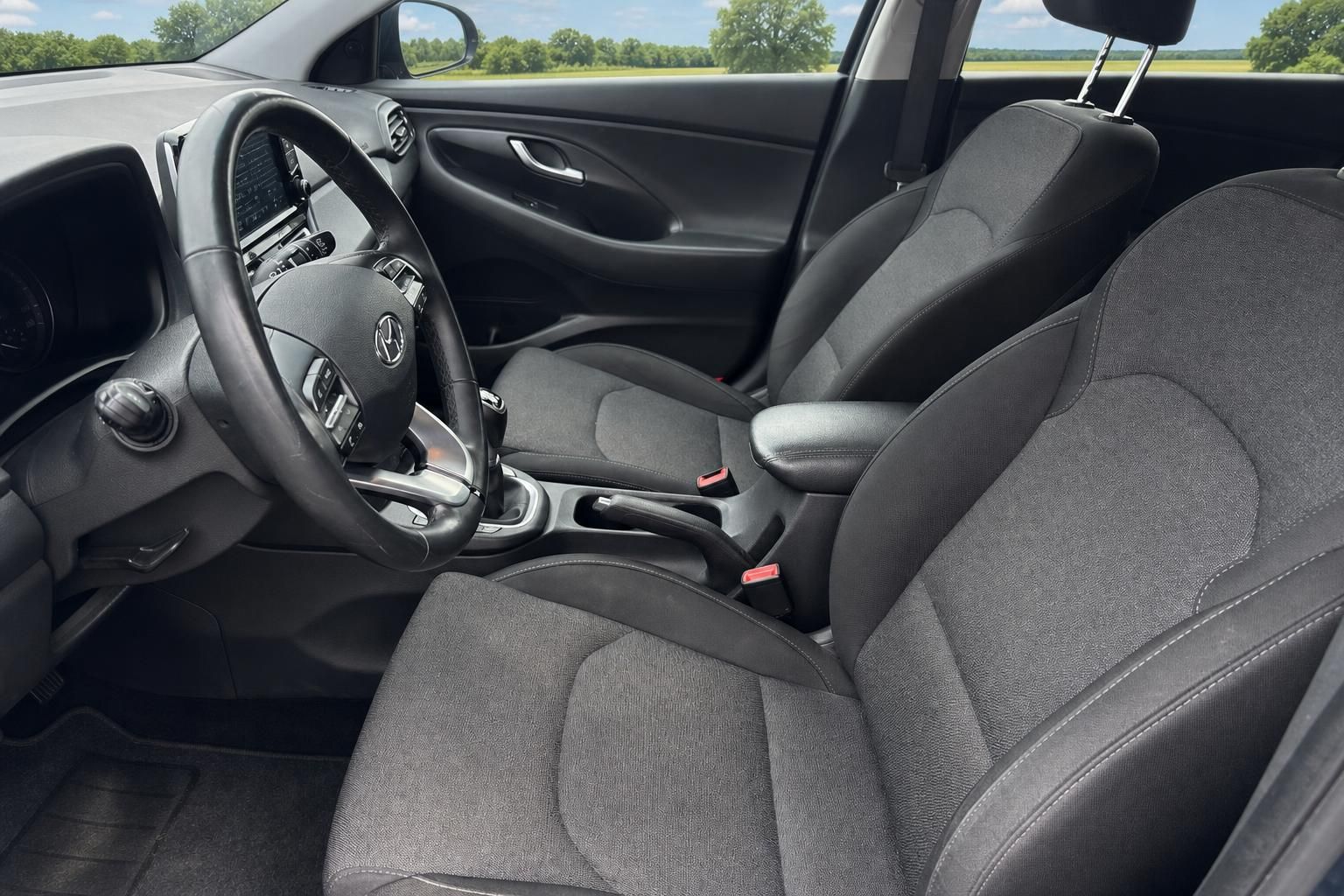 Hyundai i30 Cockpit mit Lenkrad, Armaturenbrett und grauen Sportsitzen im Innenraum