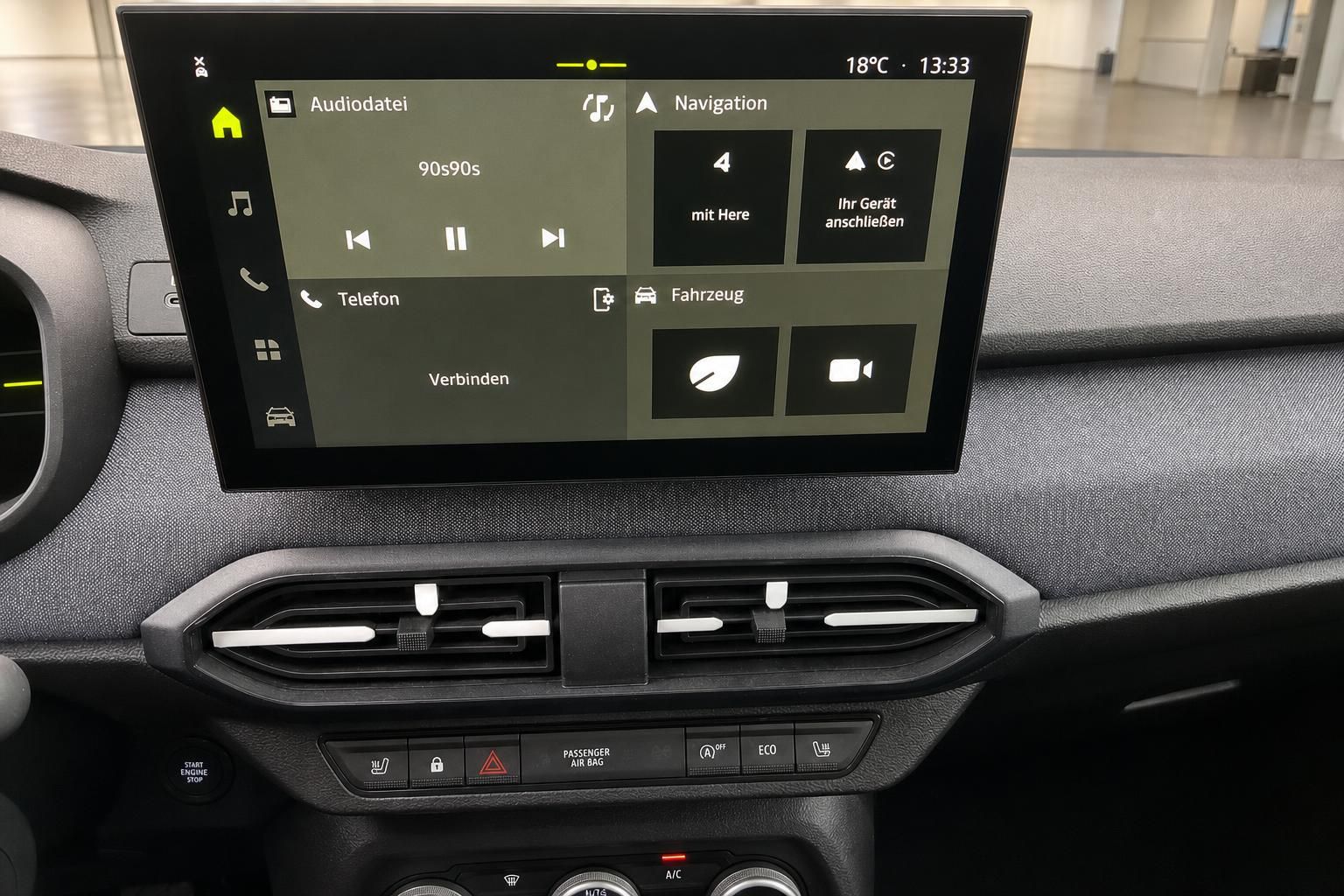 Infotainment-Touchscreen mit Navigation und Klimabedienelementen im Auto
