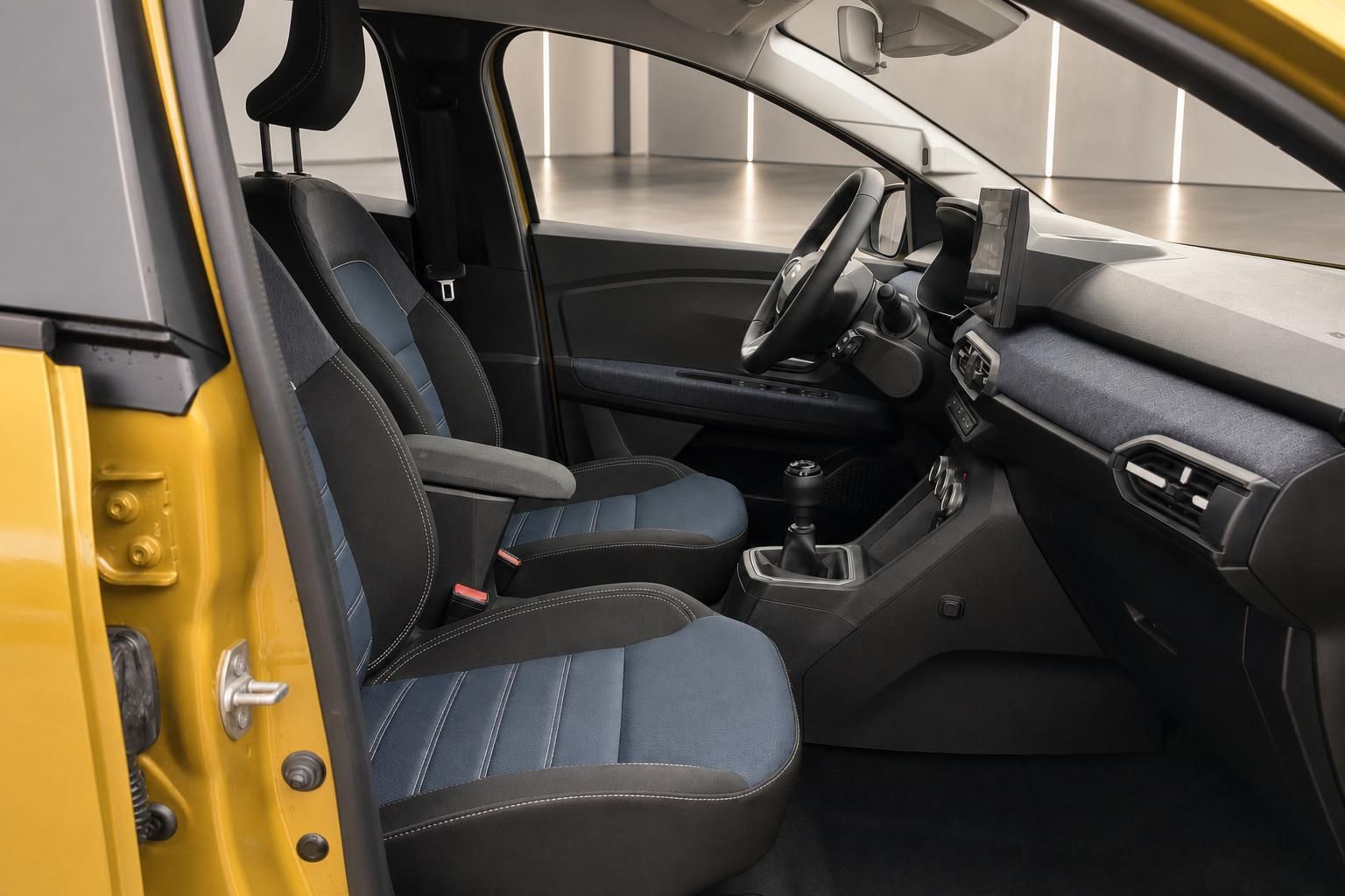 Innenraum eines gelben Fahrzeugs mit blau-schwarzen Sportsitzen und Cockpit
