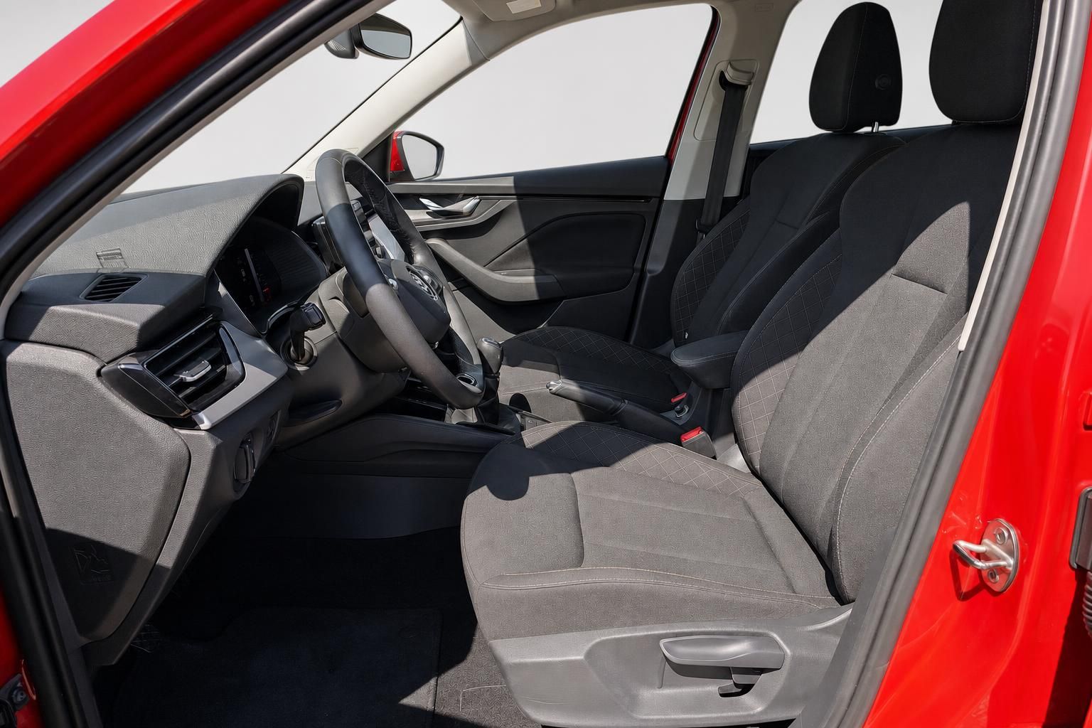 Innenraum Skoda mit Vordersitzen und Cockpit im Detail