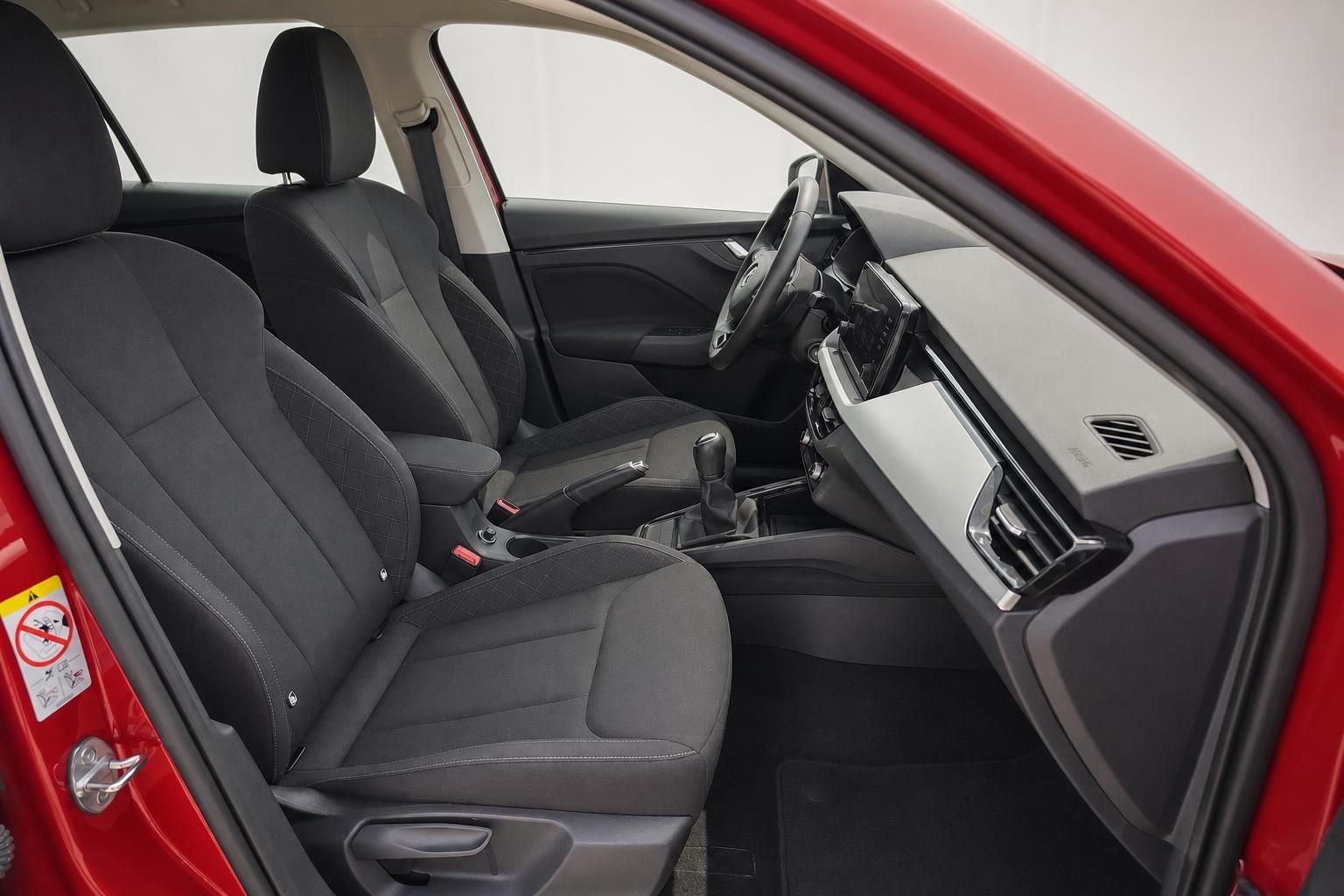 Innenraum roter Skoda mit Blick auf Vordersitze und Cockpit