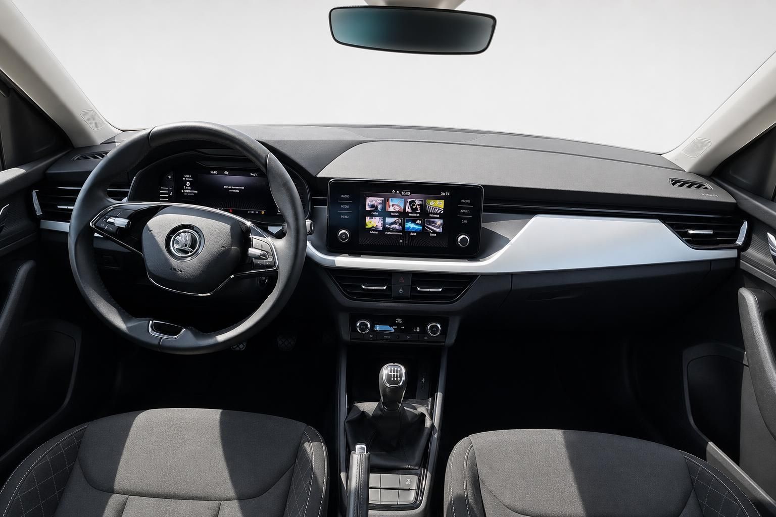 Skoda Cockpit mit Lenkrad und Infotainment-Display