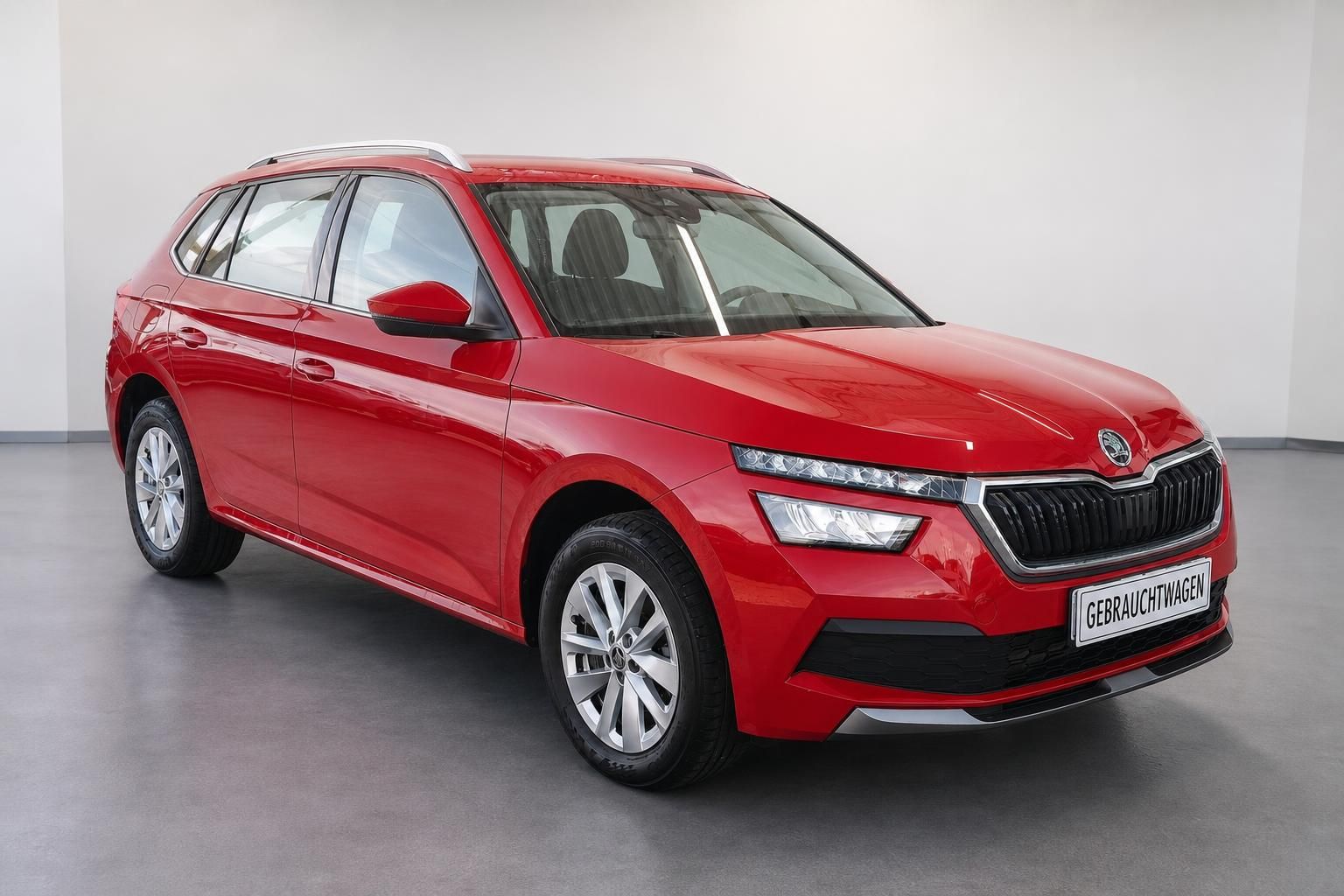 Roter Skoda Kamiq Gebrauchtwagen Frontansicht schraeg