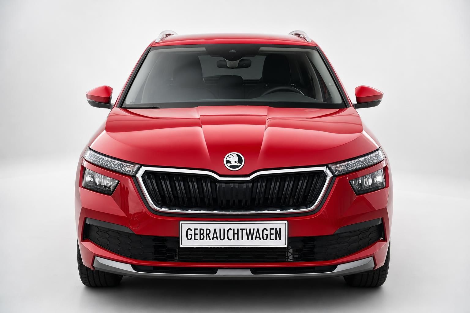 Roter Skoda Kamiq Frontansicht mit Kuehlergrill im Studio