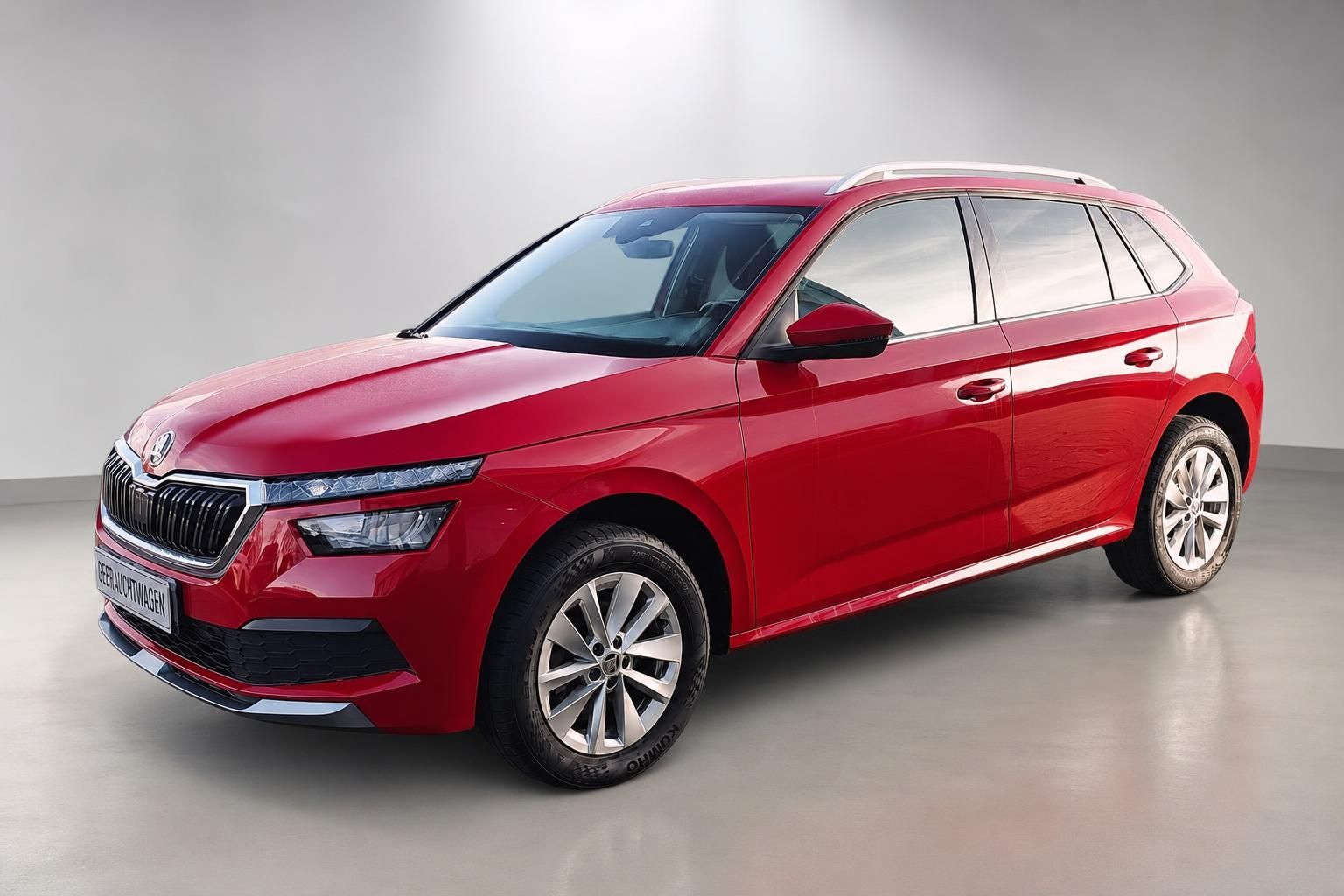 Roter Skoda Kamiq Gebrauchtwagen Frontansicht schraeg im Studio