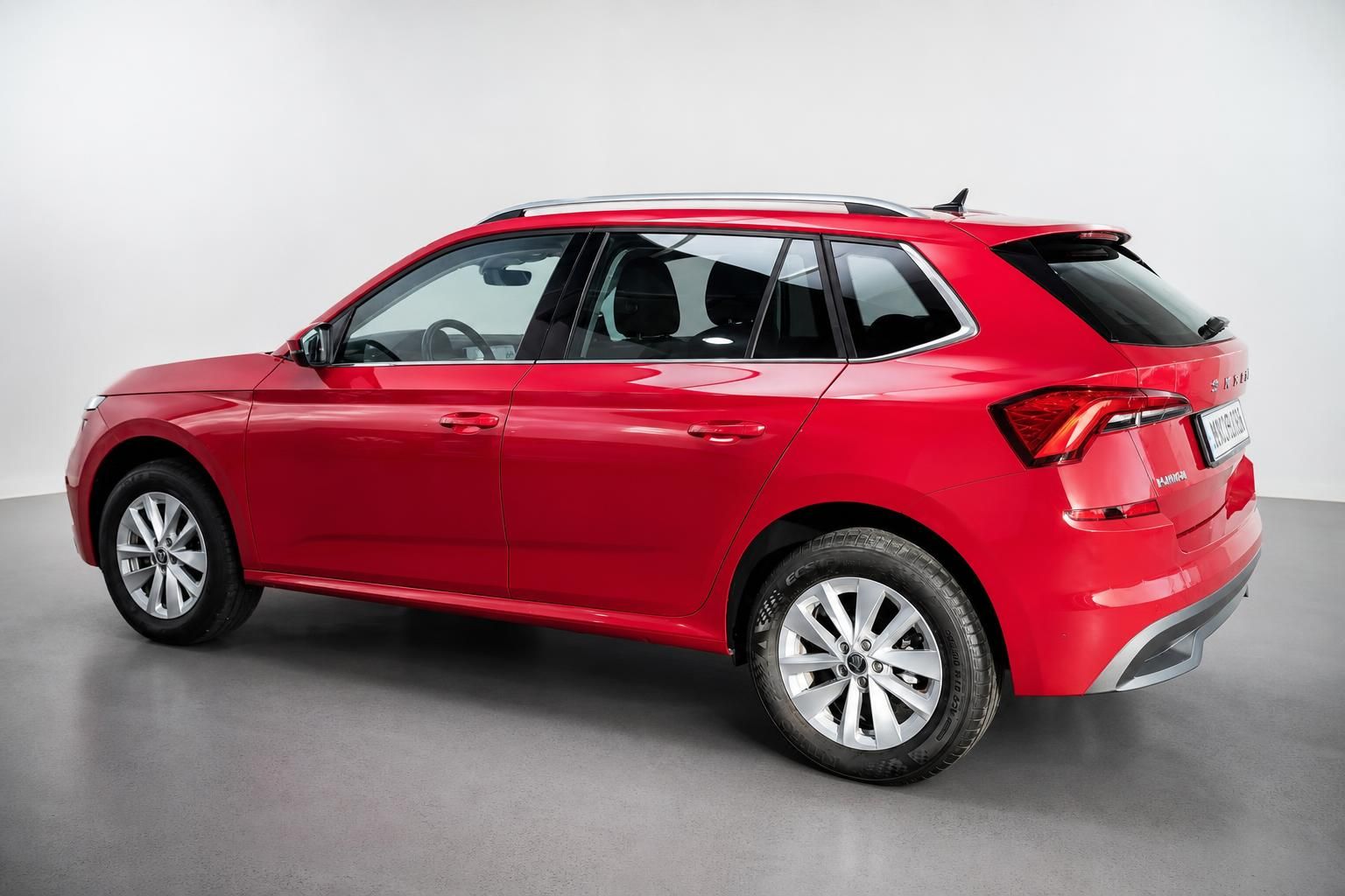 Roter Skoda Kamiq Heckansicht seitlich im Studio