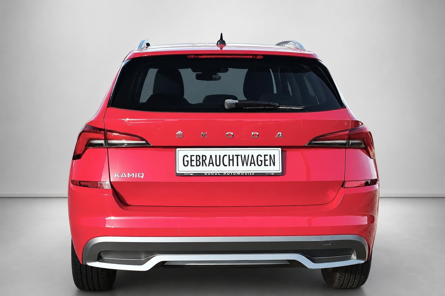 Skoda Kamiq in Rot, Heckansicht im Studio