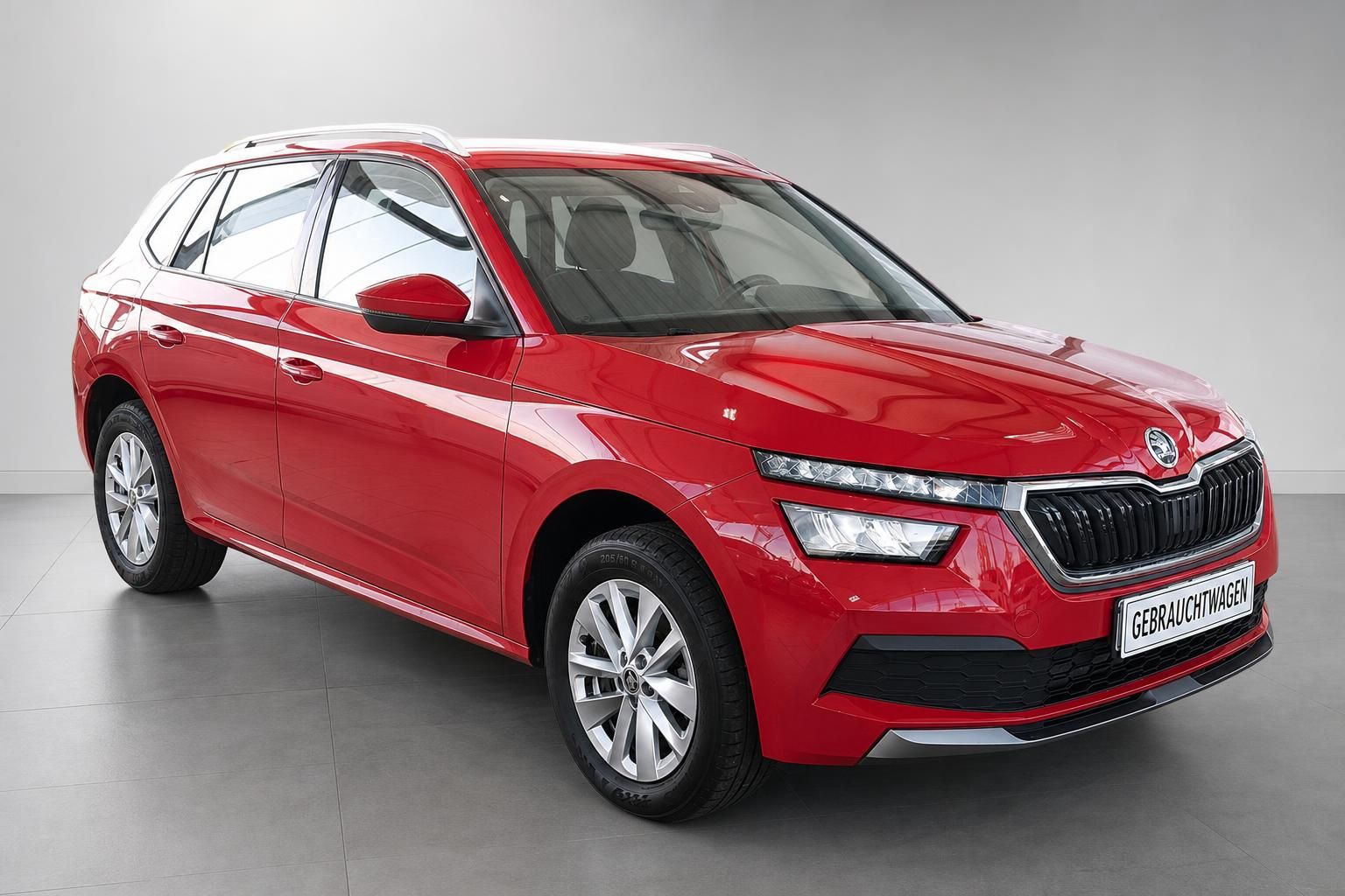 Skoda Kamiq in Rot, Frontansicht schraeg im Showroom