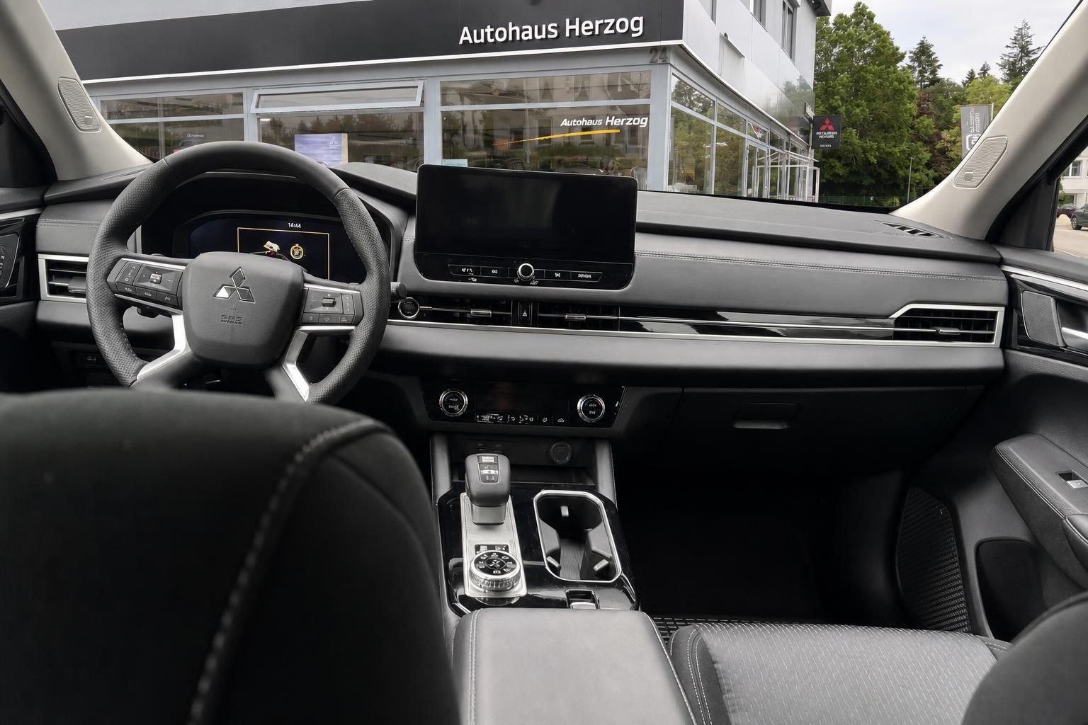 Mitsubishi Outlander Cockpit Armaturenbrett und Lenkrad Detailansicht