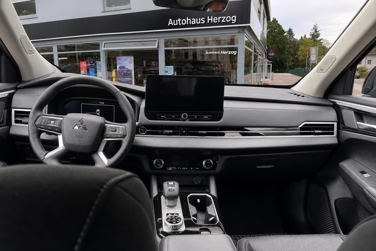 Mitsubishi Outlander Cockpit mit Lenkrad und Infotainment-Display