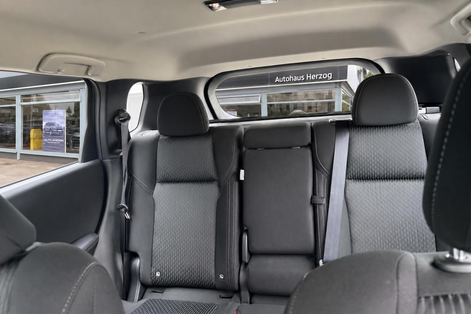 Mitsubishi Outlander Rücksitzbank mit Kopfstützen und Gurten