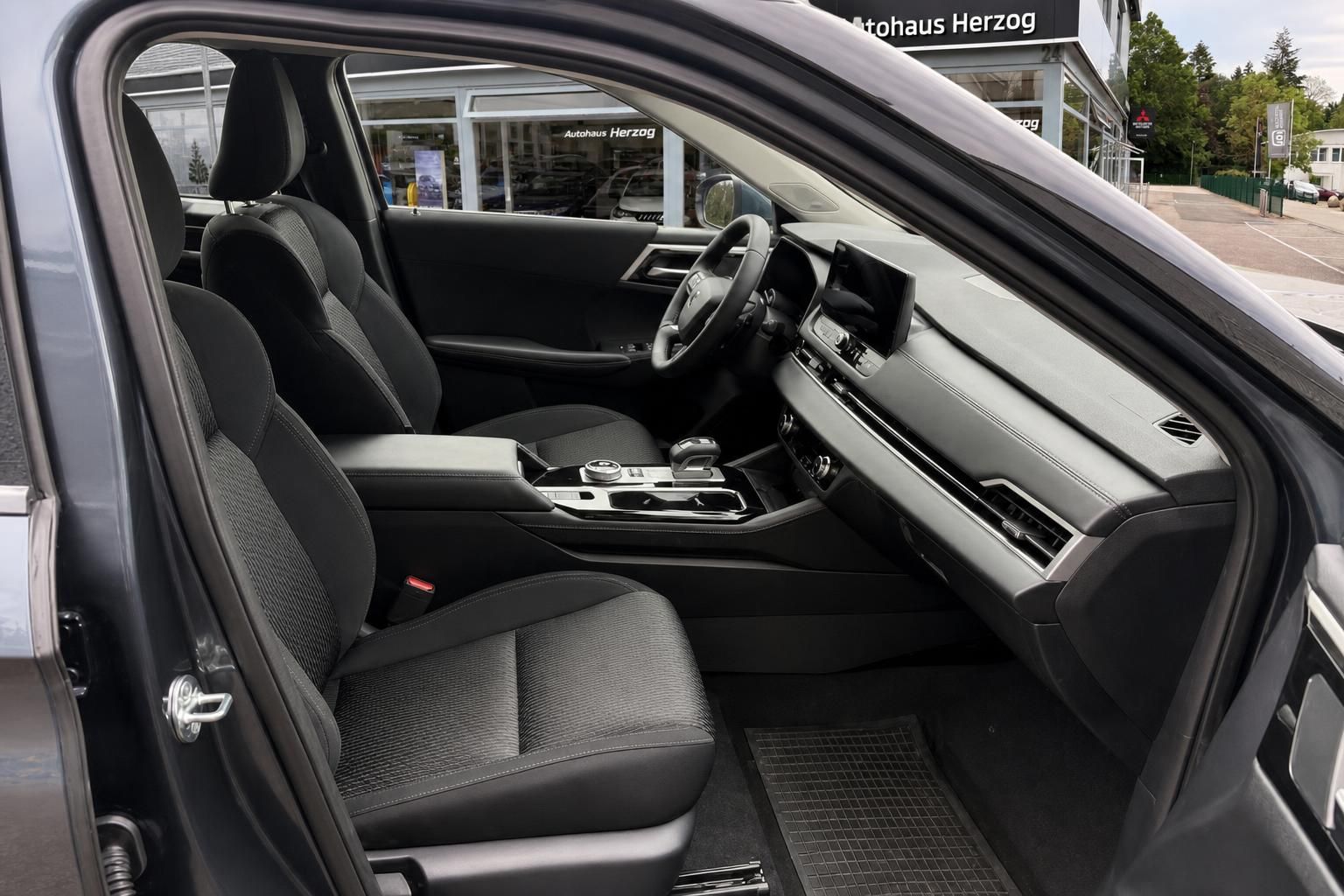 Mitsubishi Outlander Innenraum, Vordersitze und Armaturenbrett