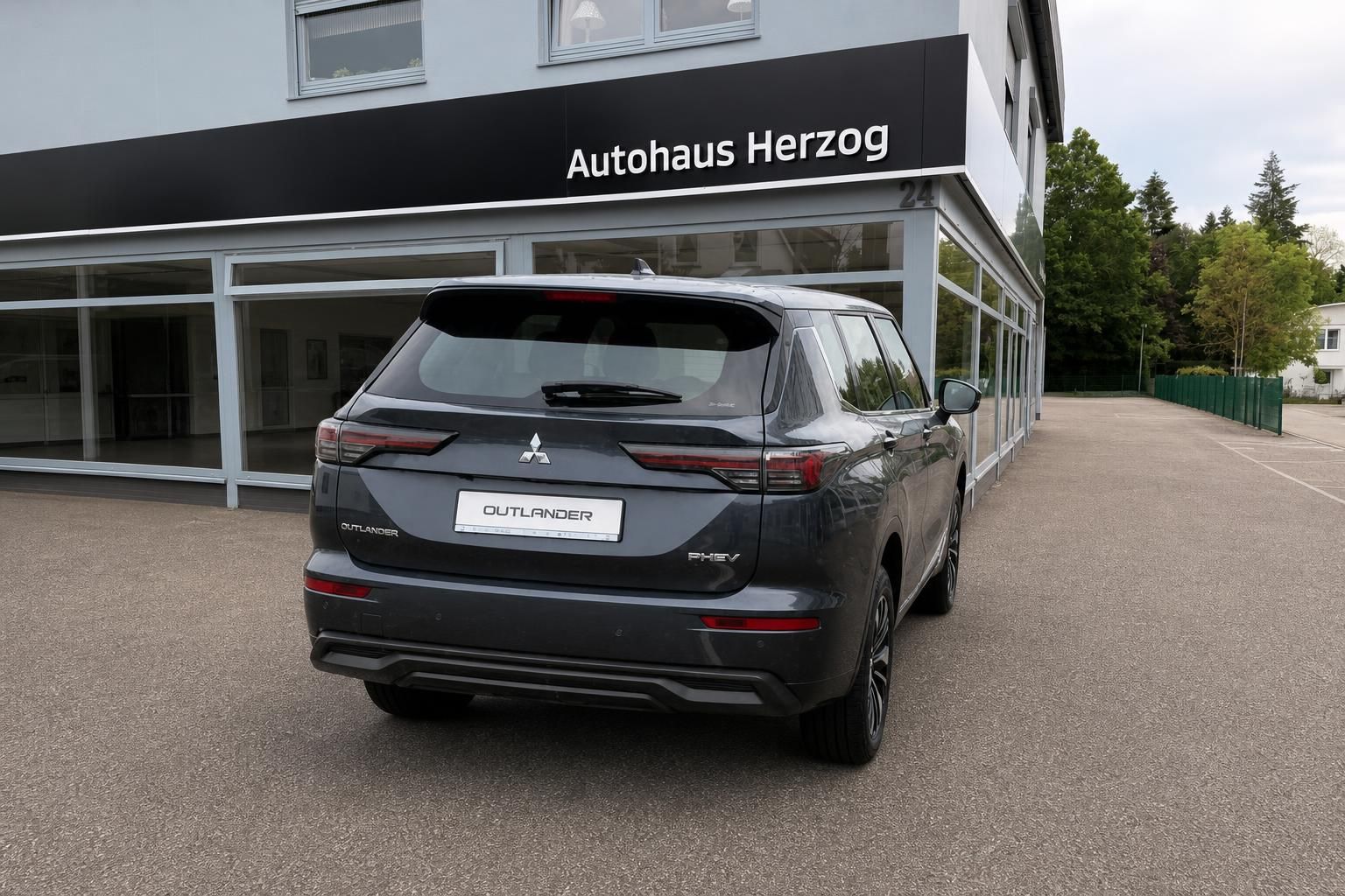Mitsubishi Outlander PHEV Grau, Heckansicht Autohaus Herzog