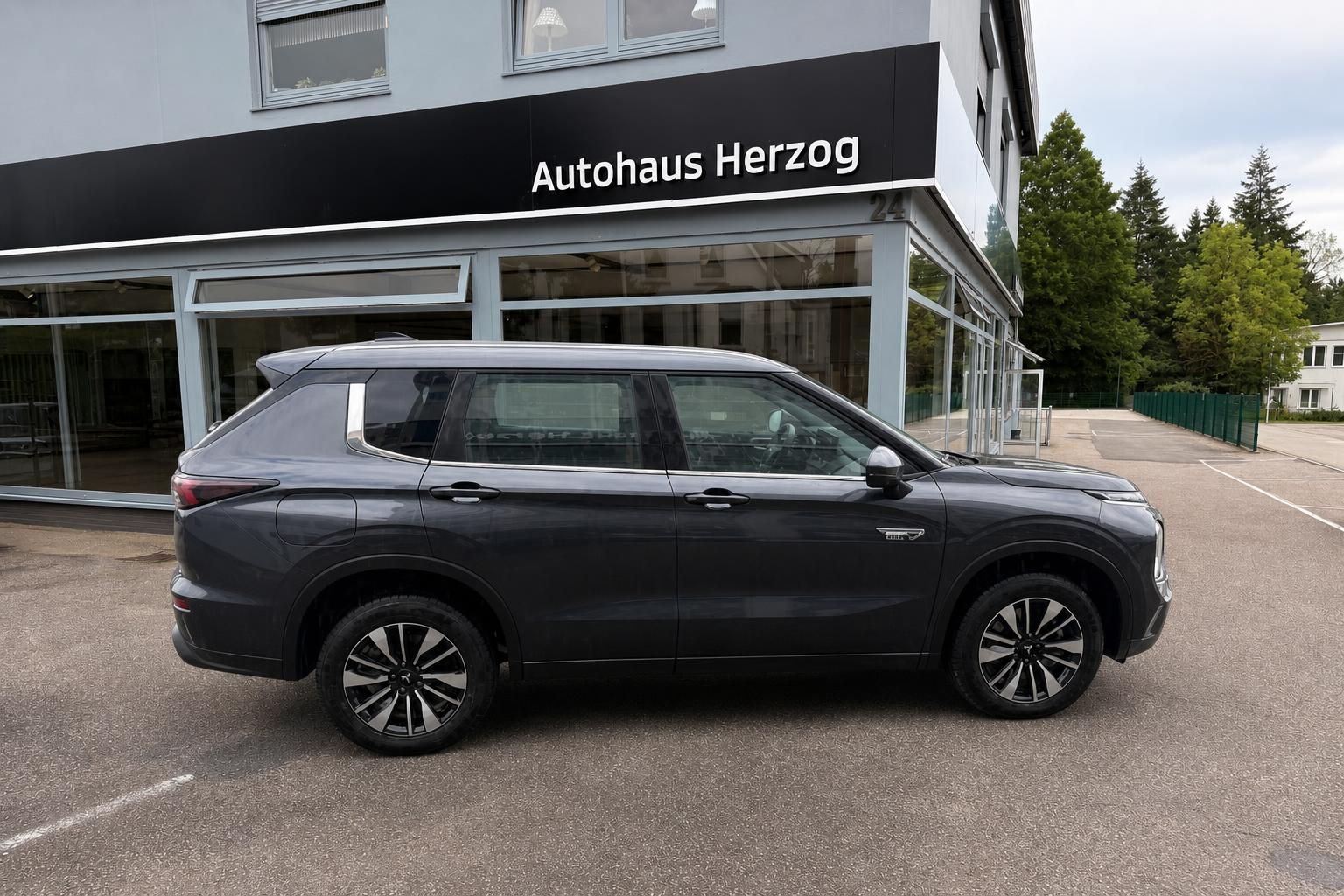 Mitsubishi Outlander Plug-in Hybrid grau Seitenansicht bei Autohaus Herzog