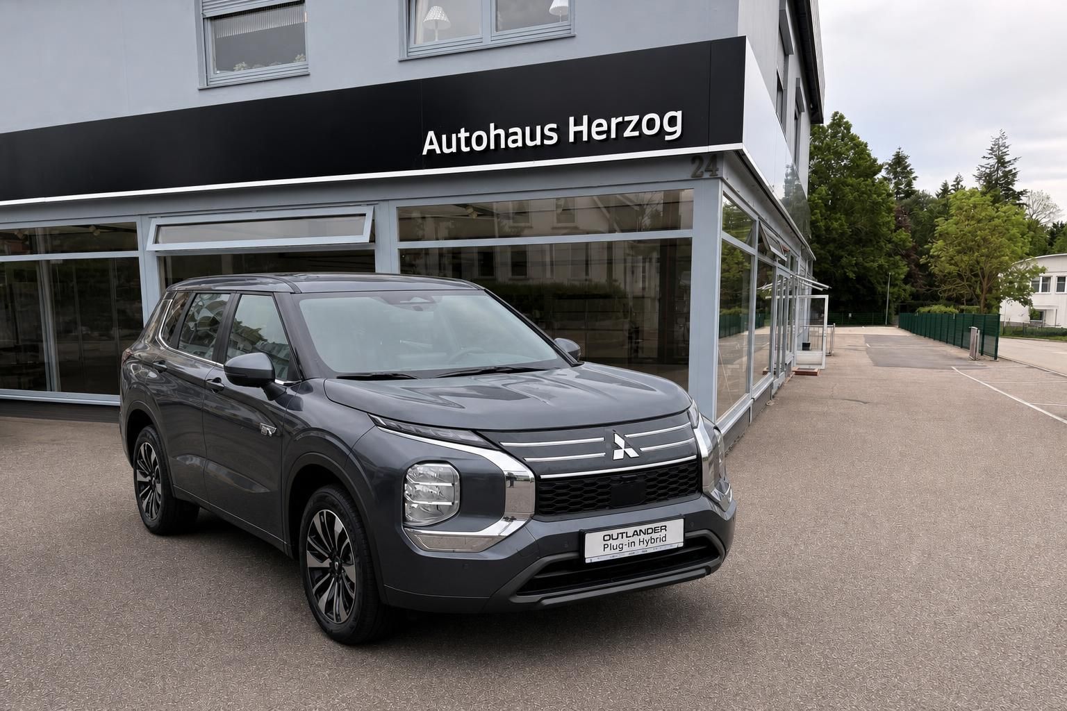Mitsubishi Outlander Plug-in Hybrid grau Frontansicht vor Autohaus Herzog
