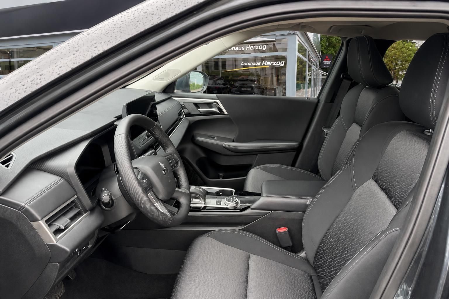 Mitsubishi Outlander Innenraum Vordersitze und Cockpit Ansicht