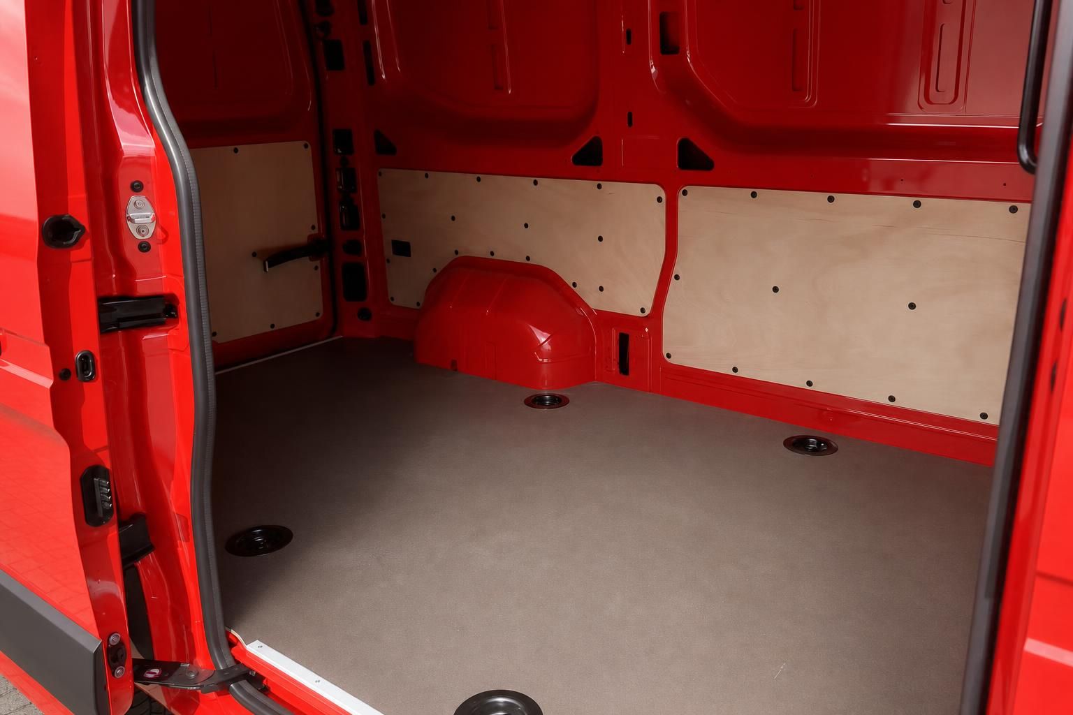 Laderaum eines roten Renault Transporters mit Holzverkleidung