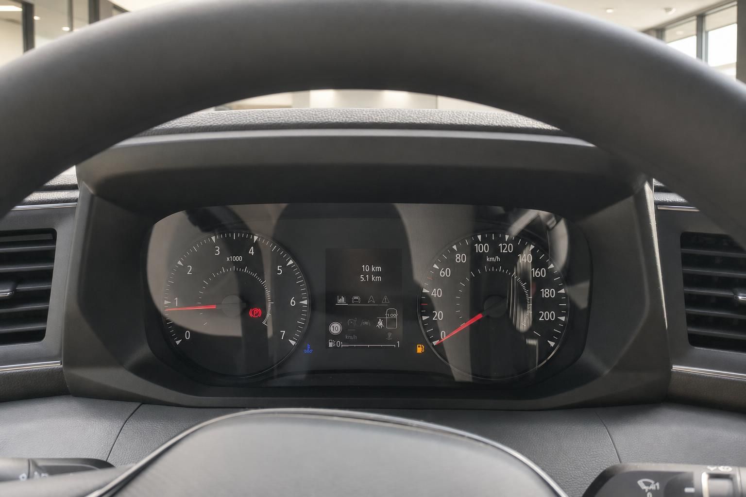 Tacho und Cockpit Anzeige eines Renault Nutzfahrzeugs im Detail
