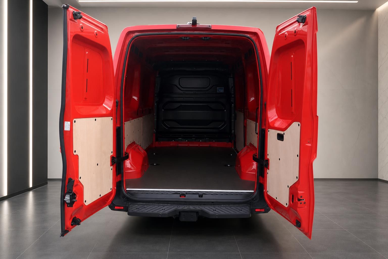Roter Transporter mit geöffneten Hecktüren und leerem Laderaum von hinten