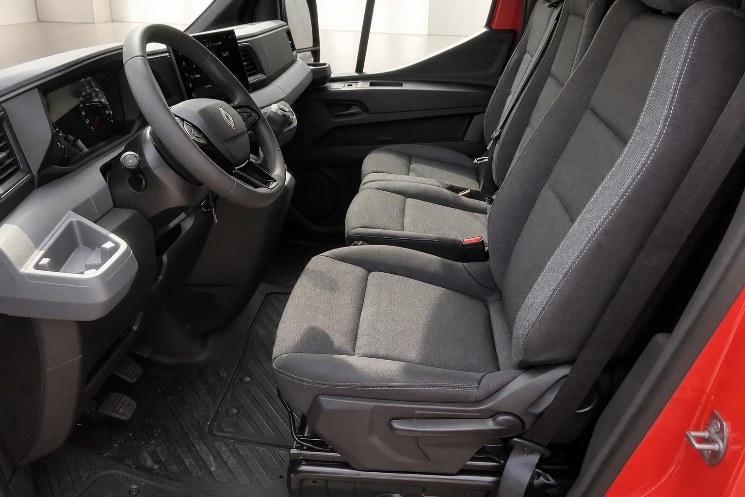 Renault Master Innenraum Cockpit und Vordersitze in Grau