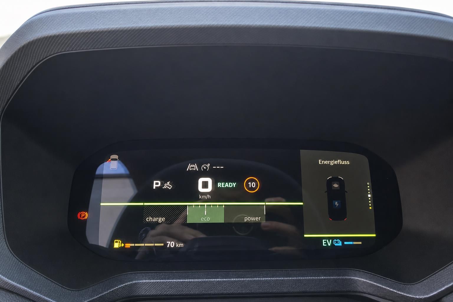 Digitales Cockpit und Armaturenbrett mit Elektrofahrzeug-Anzeige und Energiefluss-Display
