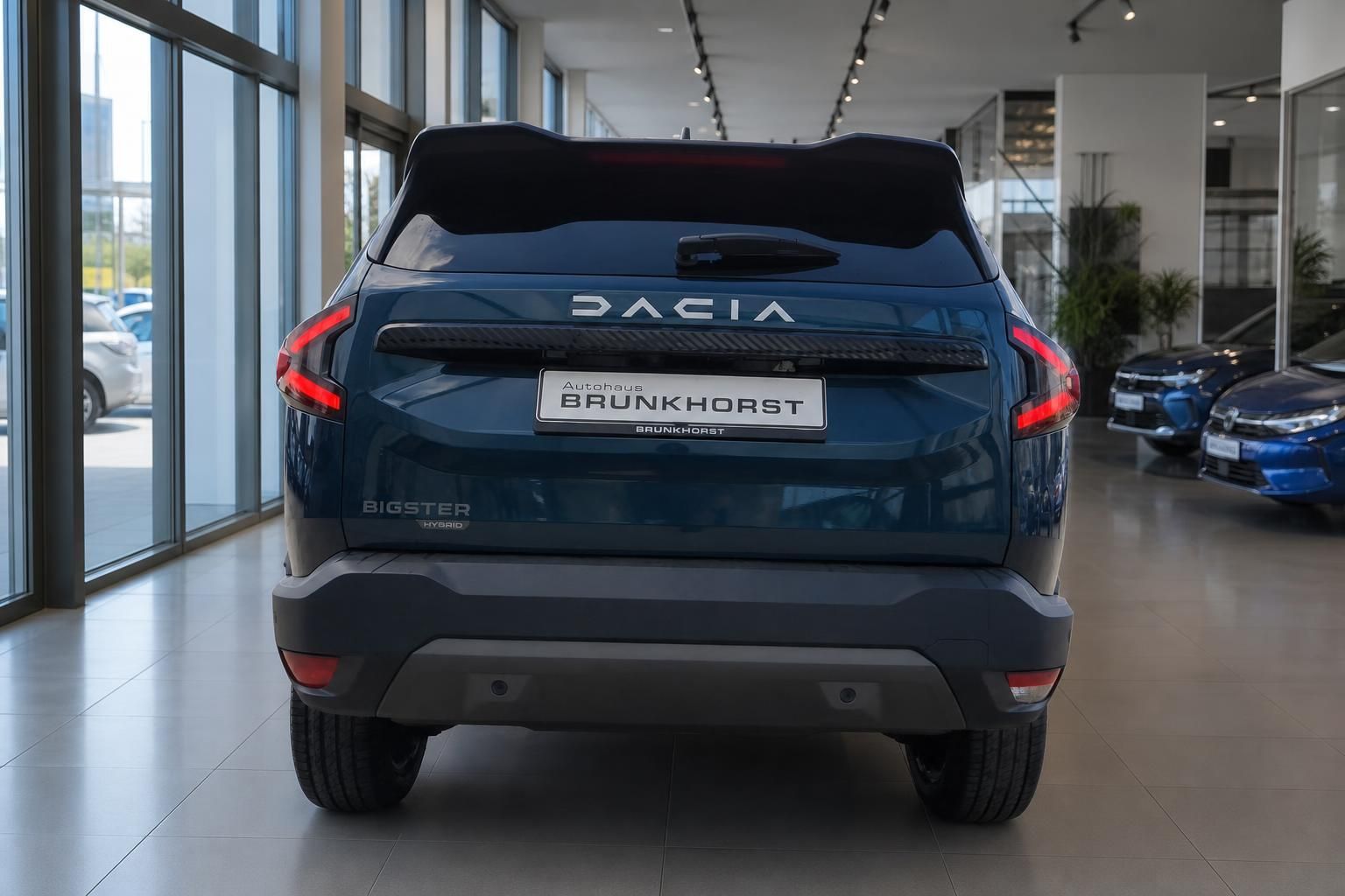 Dacia Bigster Heckansicht in blau mit Händlerkennzeichen im Autohaus Brunkhorst