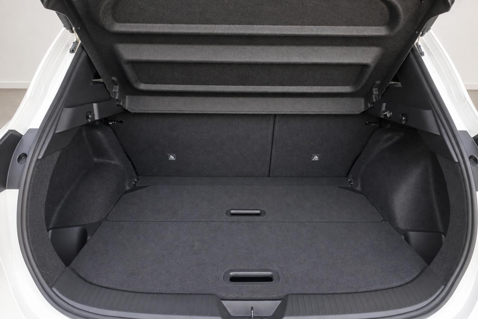 Kofferraum des Fahrzeugs mit geöffneter Heckklappe und viel Stauraum