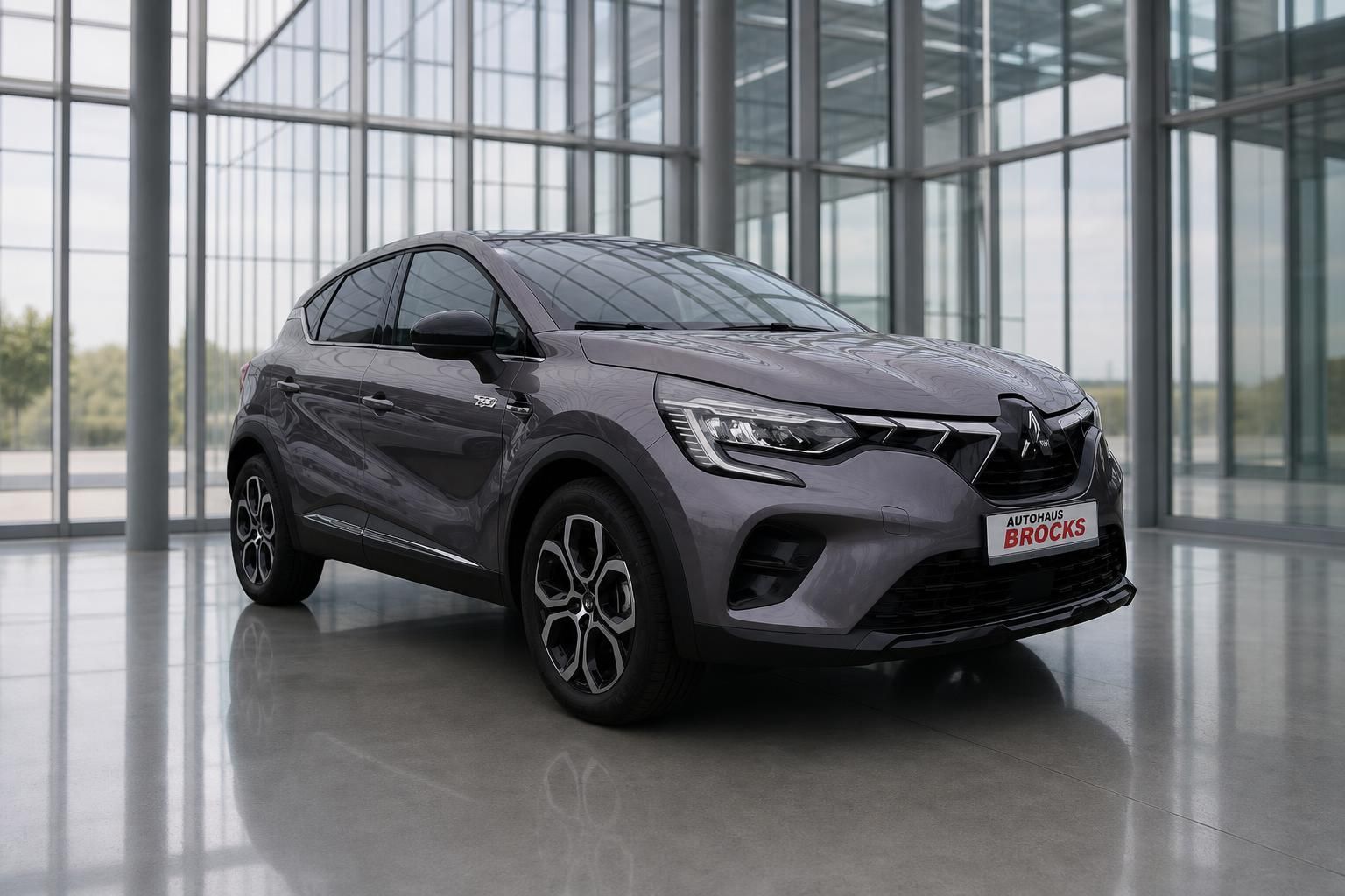 Mitsubishi ASX PHEV grau in moderner Glashalle, Frontansicht schräg