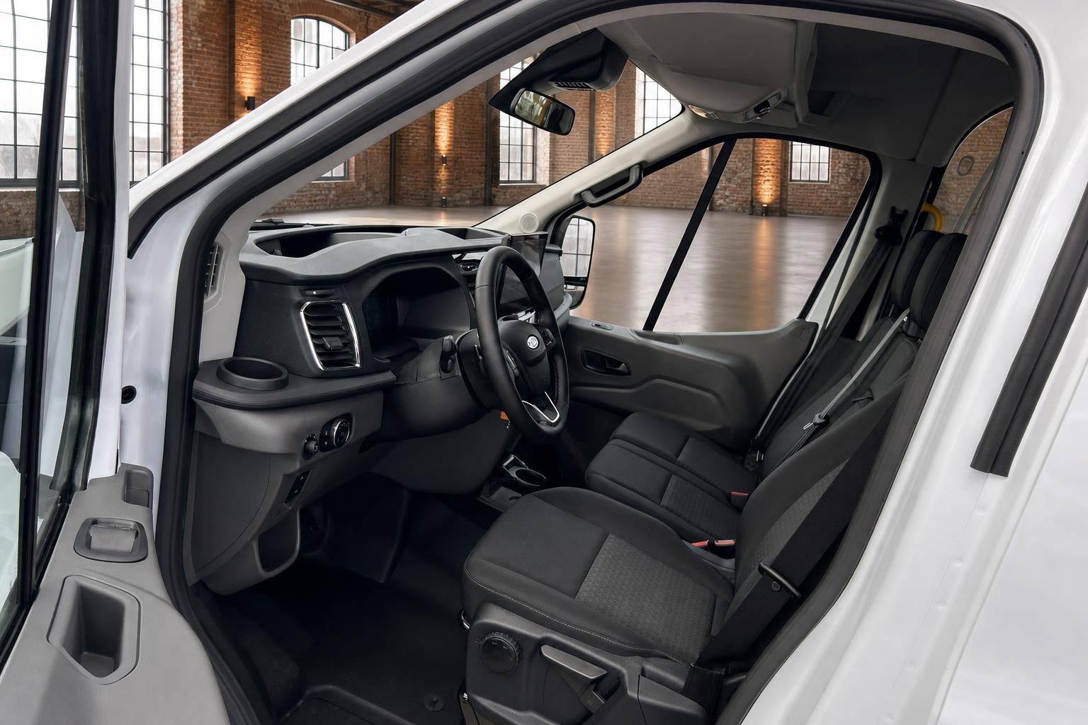Ford Transit Innenraum Fahrersitz und Cockpit im Detail