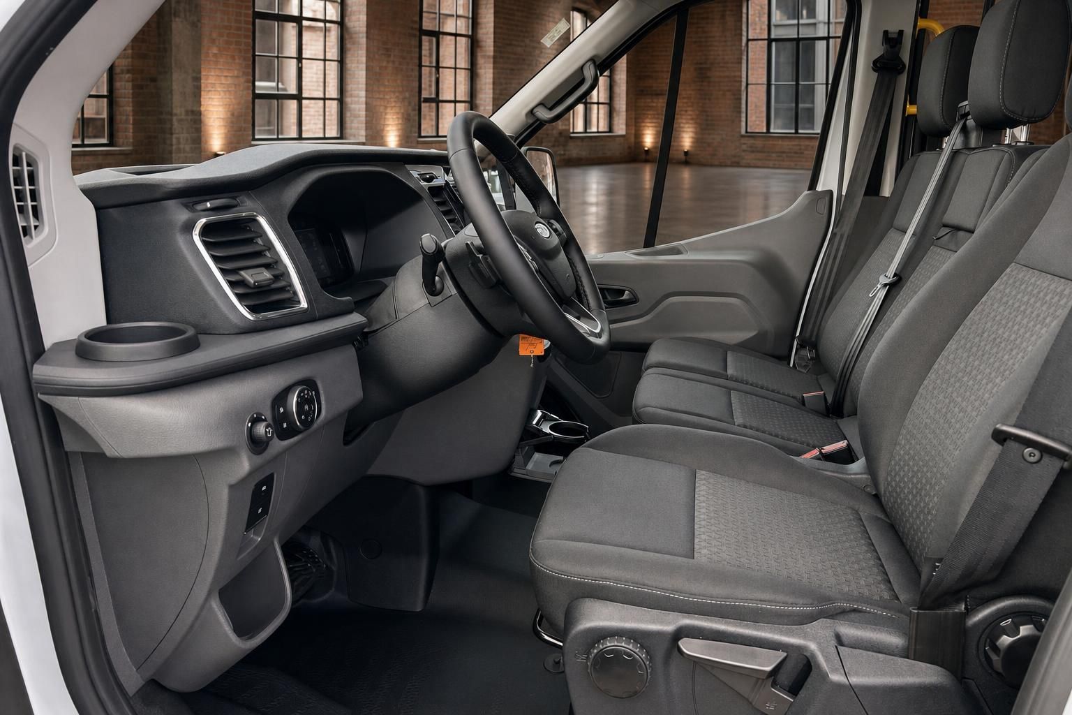Ford Transit Innenraum mit Vordersitzen und Armaturenbrett