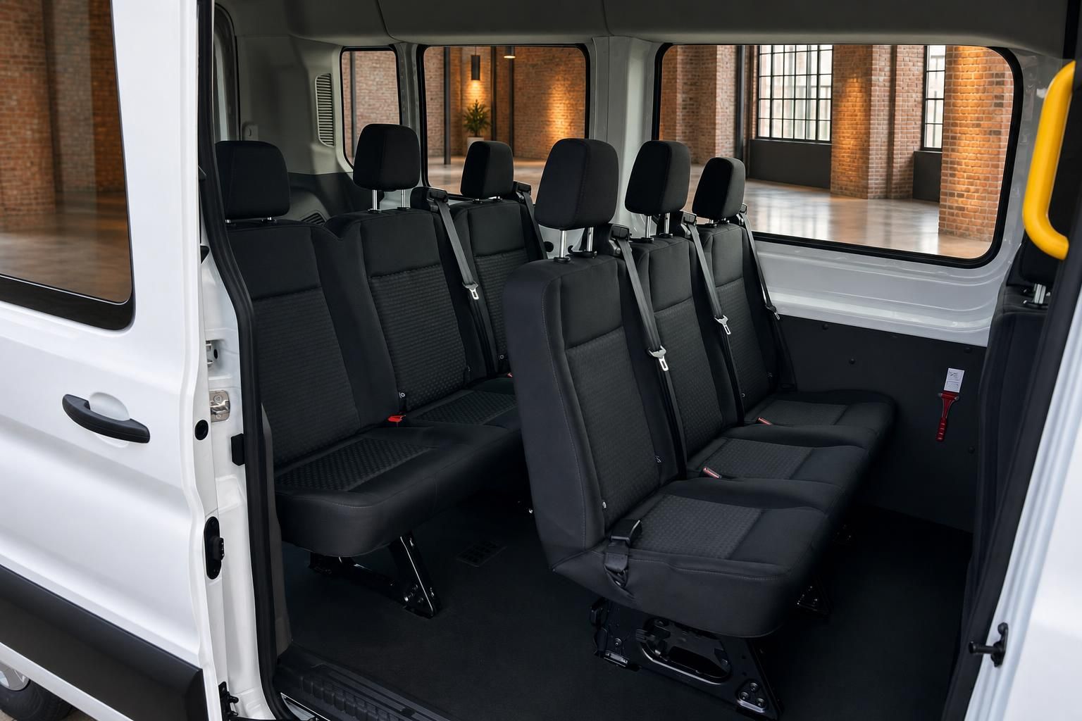 Ford Transit Innenraum mit mehreren Sitzreihen und Kopfstuetzen