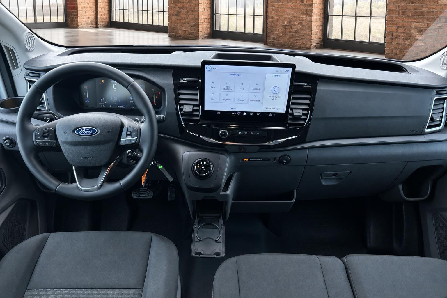 Ford Transit Cockpit Frontansicht mit Lenkrad und Digitaldisplay