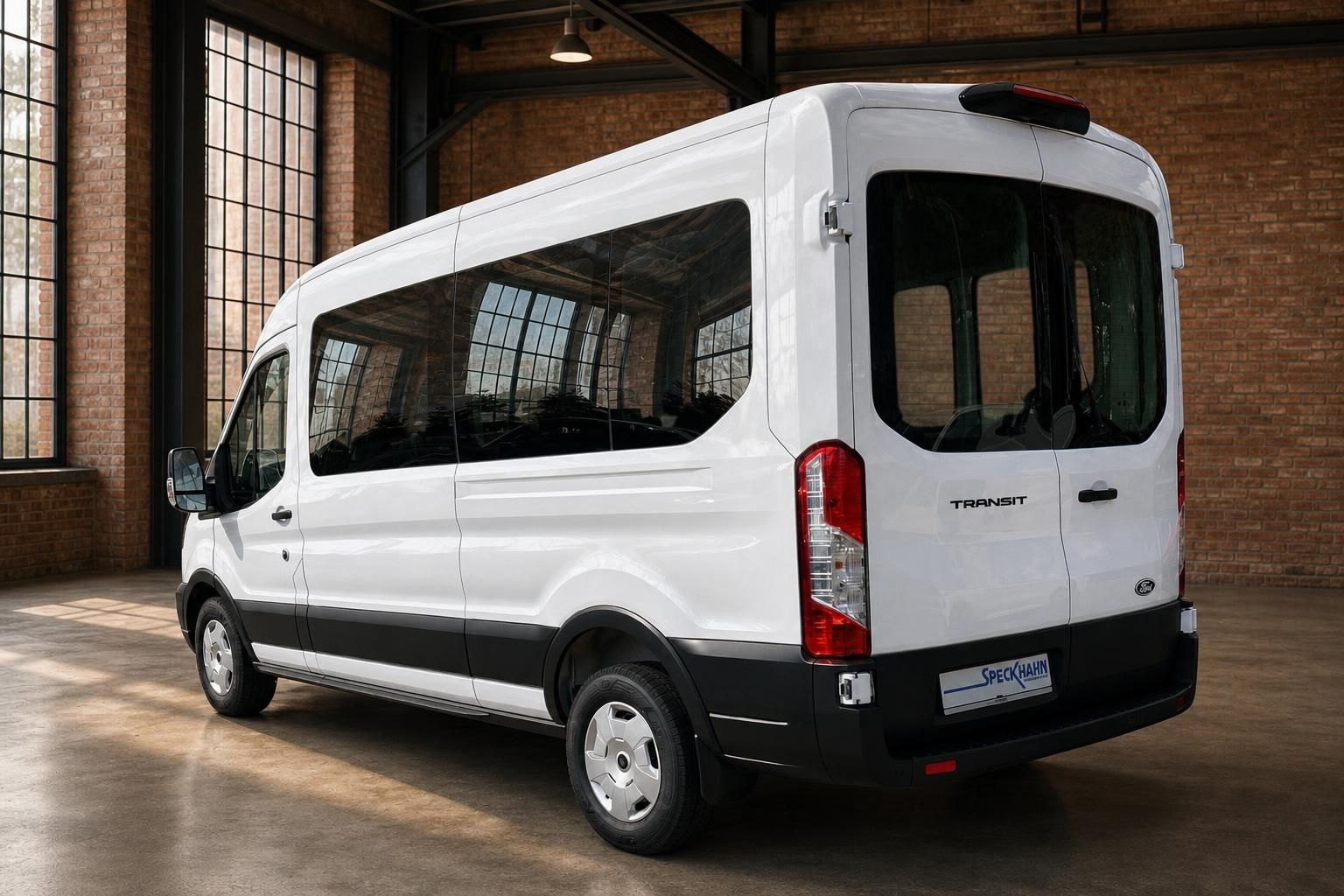 Ford Transit weiß Heck-Seitenansicht Kastenwagen in Loft-Halle