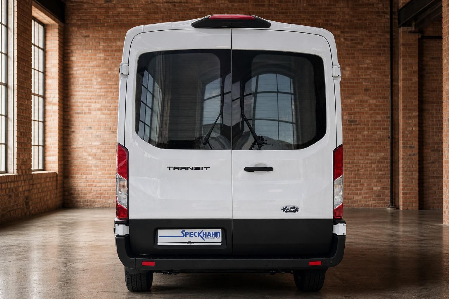 Ford Transit weiß Heckansicht in historischer Halle mit Backsteinwand