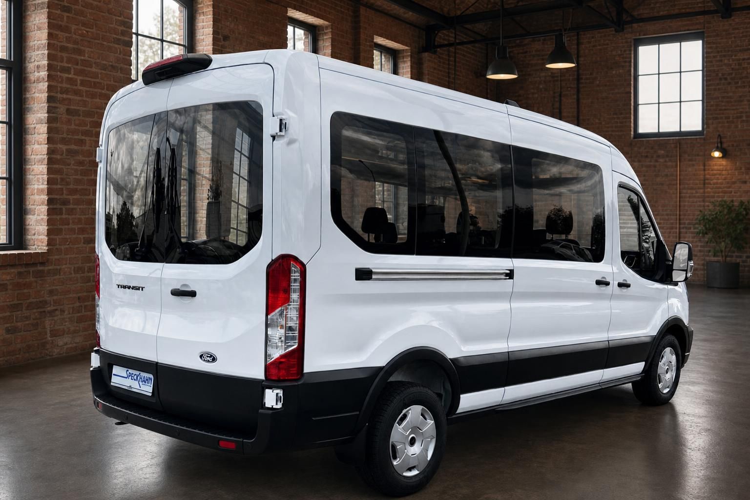 Ford Transit weiß Bus Heckansicht schräg in Backstein-Ambiente