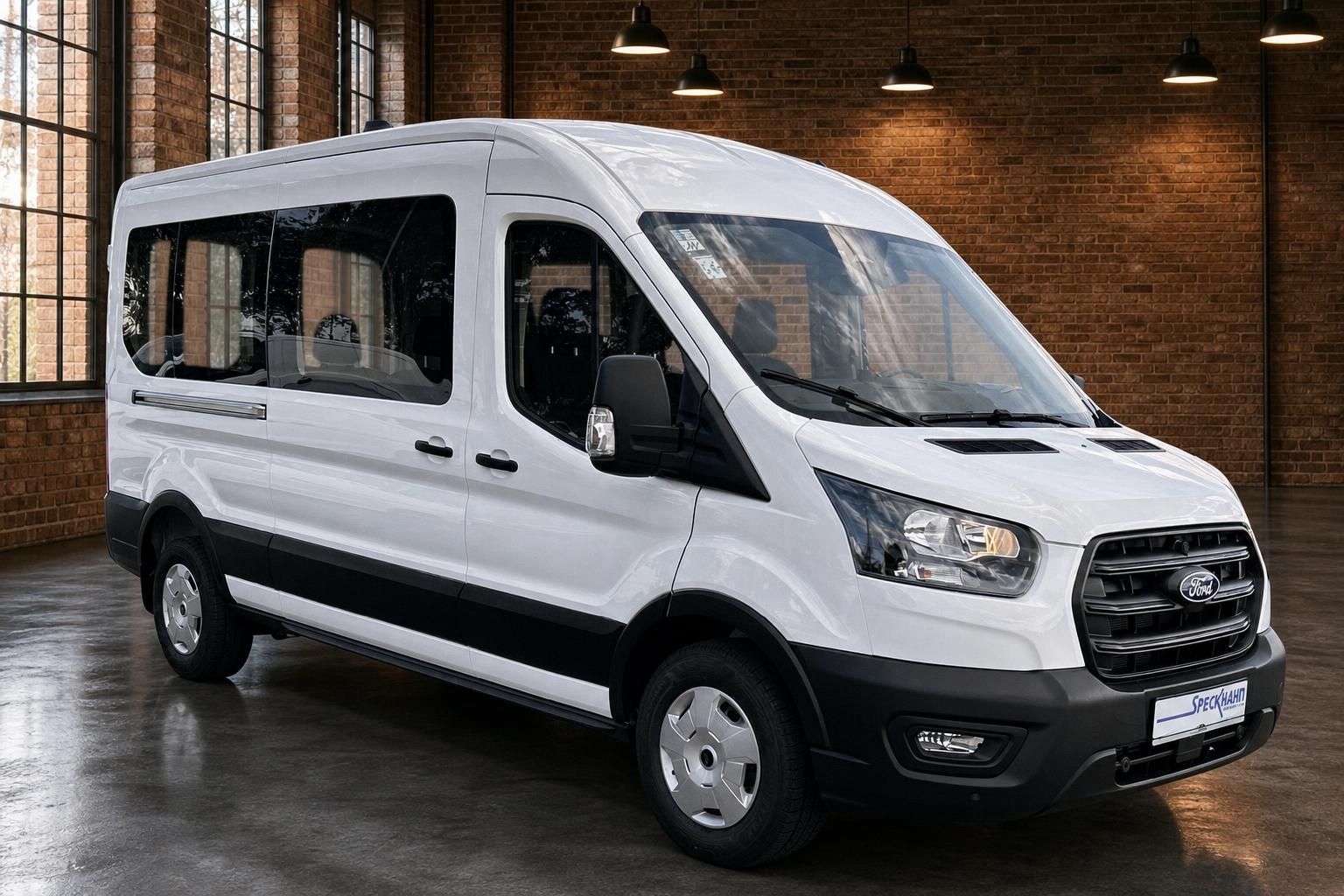 Ford Transit weiß Frontansicht schräg Kleinbus in Industriehalle