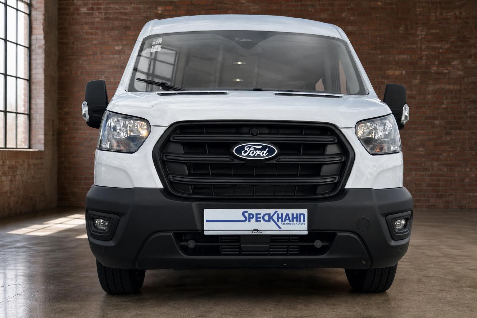 Ford Transit weiß Frontansicht mit Kühlergrill in Halle