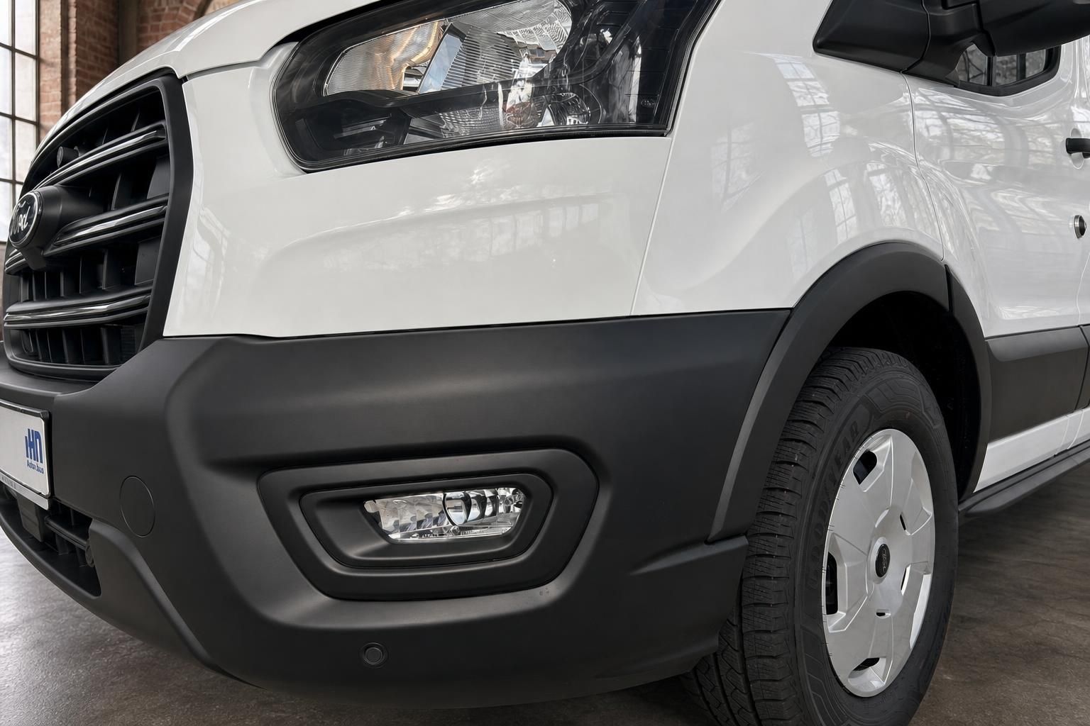 Ford Transit Detailansicht Frontstoßstange und Felge